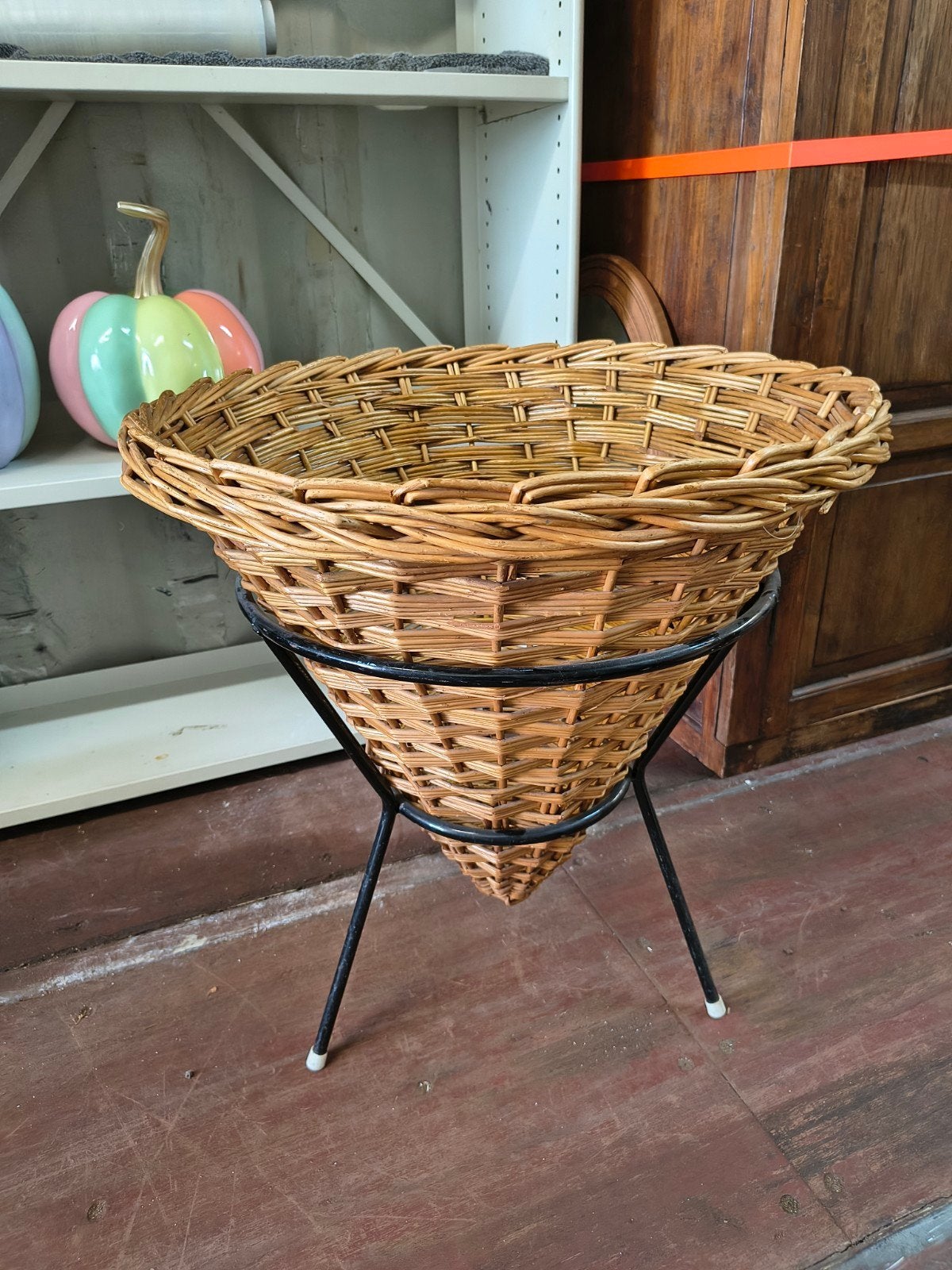 Grote vintage rieten winkelmand / displaymand op zwart metal, Ophalen, Zo goed als nieuw, Rond, Riet