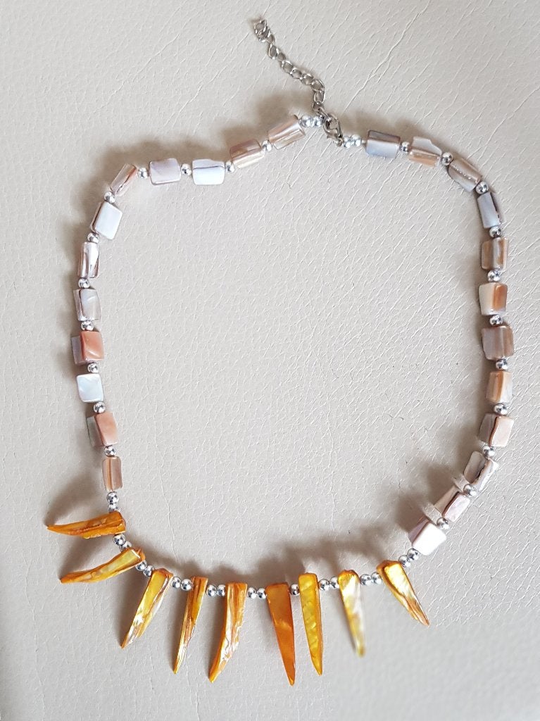 Leuke halsketting beige/geel (Nieuw), Sieraden, Tassen en Uiterlijk, Kunststof, Verstelbaar, Verzenden, Beige