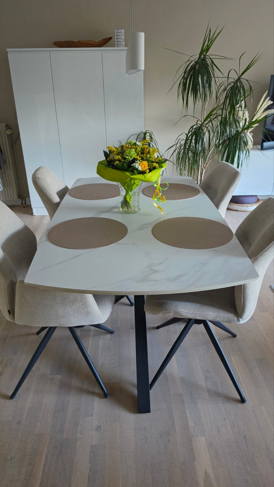 Witte stenen eettafel (met eettafelstoelen) 160/240x90, Huis en Inrichting, Tafels | Eettafels, Ophalen, Overige materialen, Modern / chic / luxe