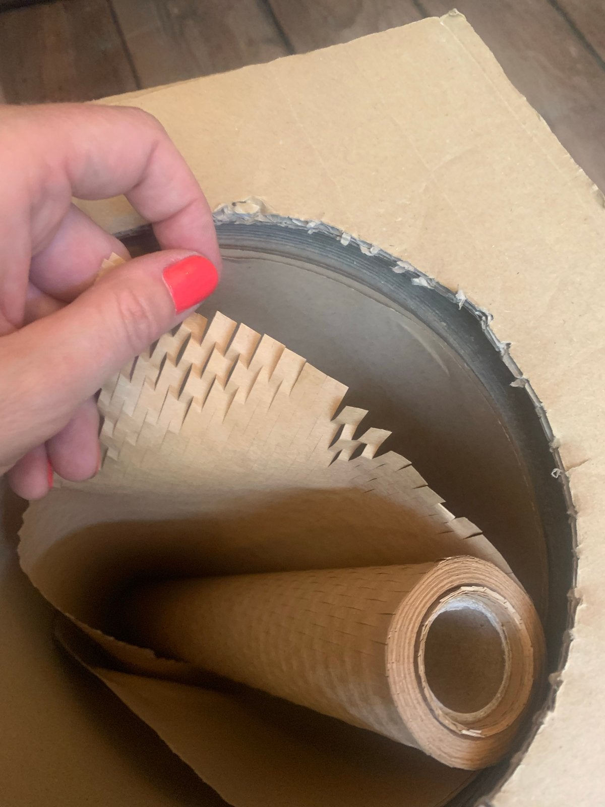 Grote doos met opvulpapier en honingraat papier, Ophalen of Verzenden, Zo goed als nieuw
