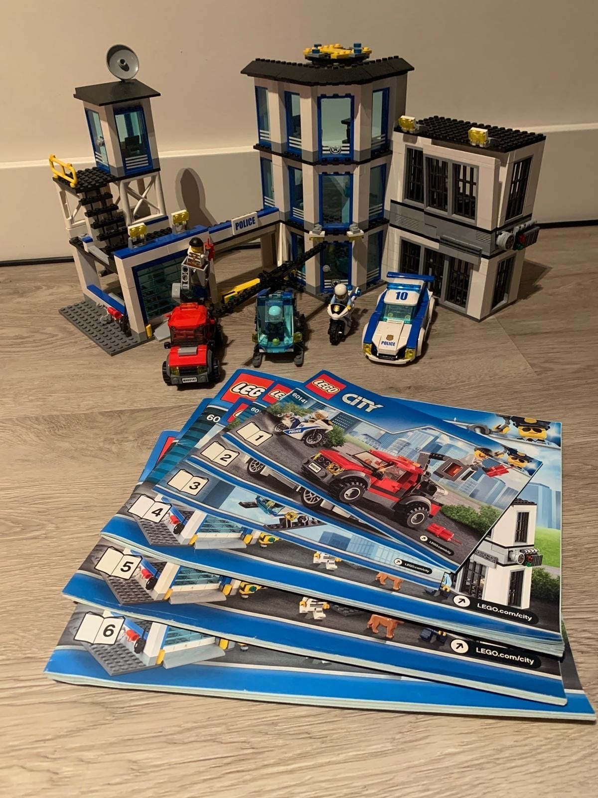 Lego City Politiebureau 60141 met voertuigen en instructies, Lego, Ophalen of Verzenden, Compleet, Complete set