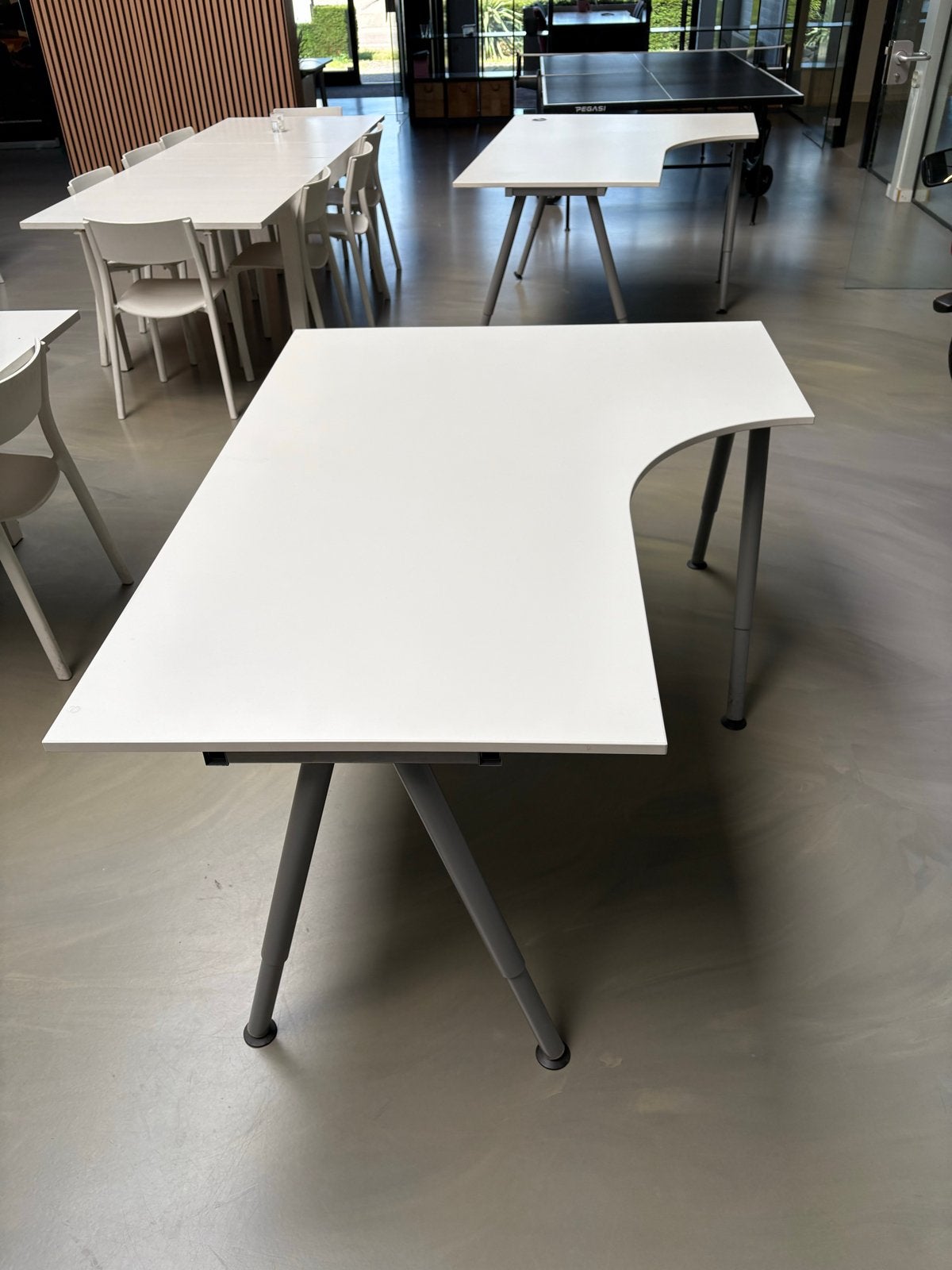 IKEA Hoekbureau Wit - Ruim en Praktisch Werkblad, Huis en Inrichting, Bureaus, Ophalen, Opbergruimte, Gebruikt, Spaanplaat of MDF