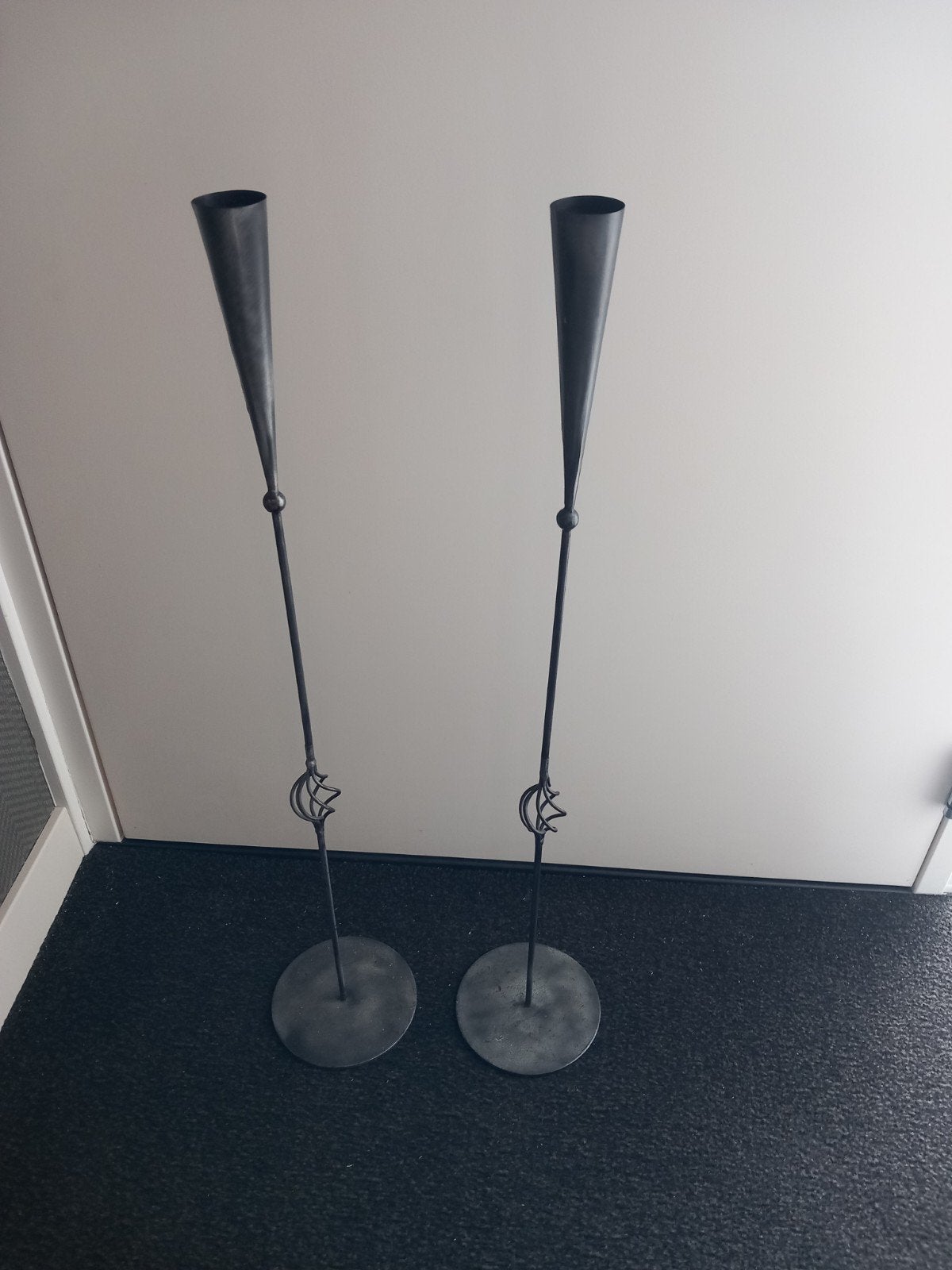 Twee handgesmede vloerkandelaars., Ophalen of Verzenden