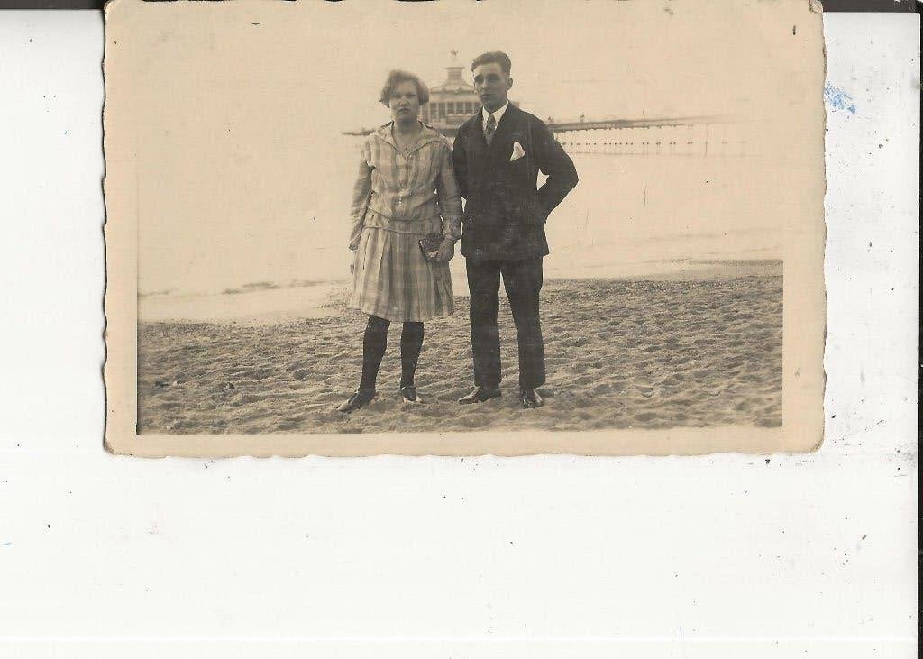 Scheveningen Poserend Paar voor het wandelhoofd Fotokaart, Ophalen of Verzenden, Voor 1920, Ongelopen, Zuid-Holland