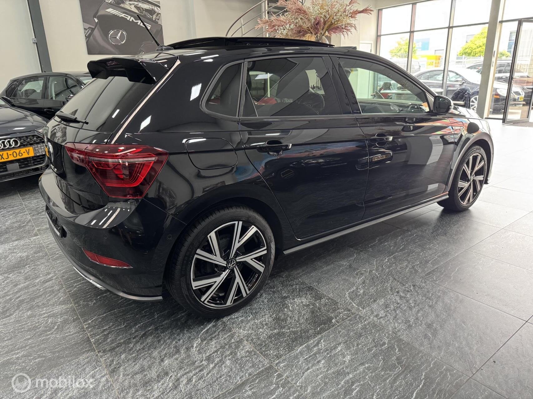 Volkswagen Polo R LINE AUTOMAAT PANO IQ KEYLESS FULL OPTION, Auto's, Dealer onderhouden, Gebruikt, Zwart, Zwart