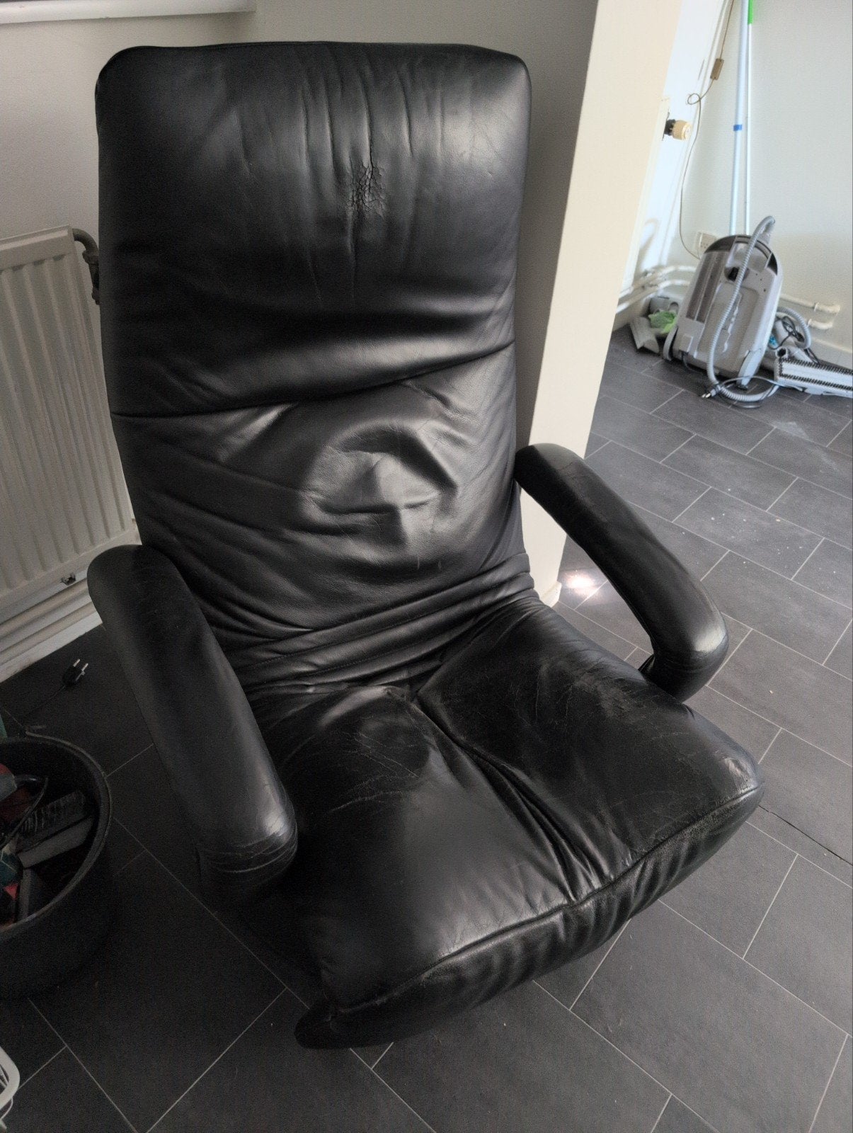 Jori Yoga relax fauteuil zwart leer - Gebruikt, goede staat, Huis en Inrichting, Fauteuils, Gebruikt, Ophalen of Verzenden, 75 tot 100 cm