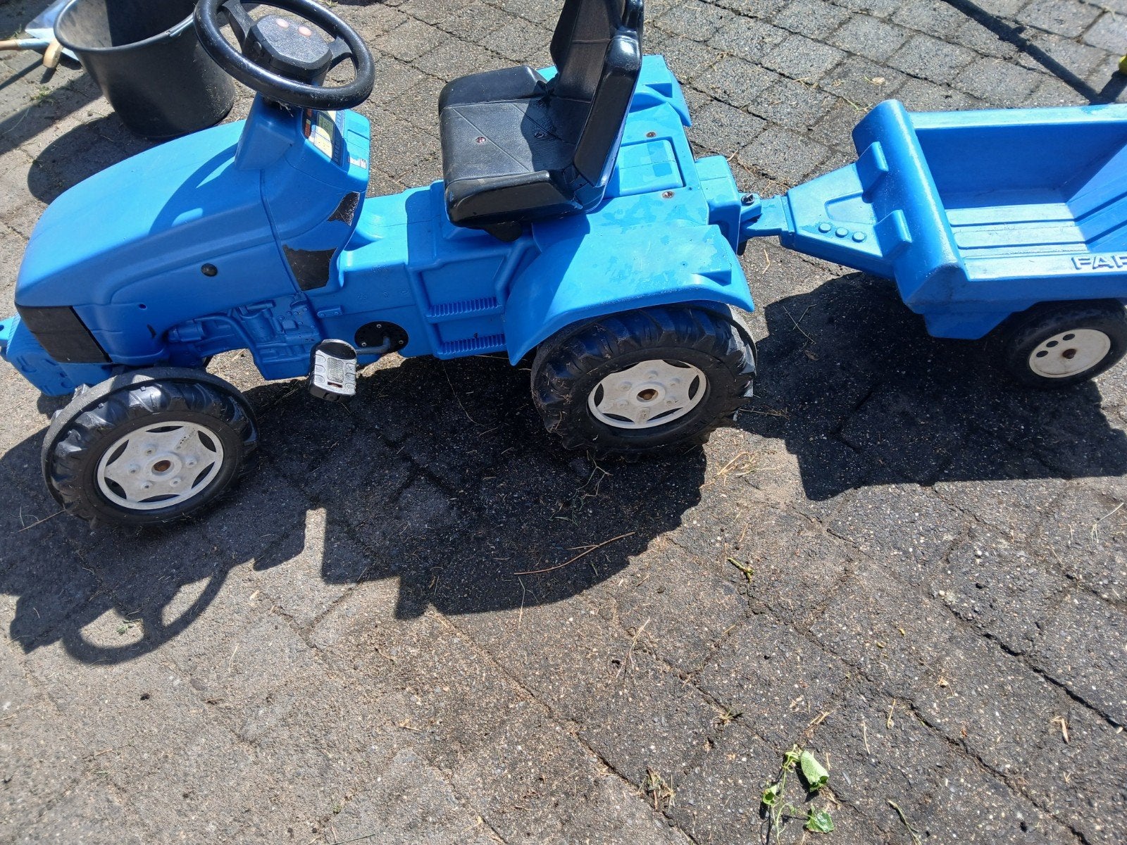 Blauwe traptractor met aanhanger, Kinderen en Baby's, Speelgoed | Buiten | Voertuigen en Loopfietsen, Ophalen, Gebruikt, Trapvoertuig
