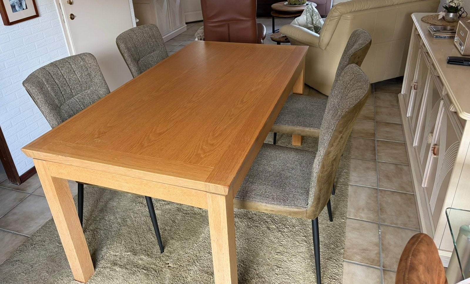 Foto 4 van Eethoek; (uitschuifbare)tafel + 4 stoelen
