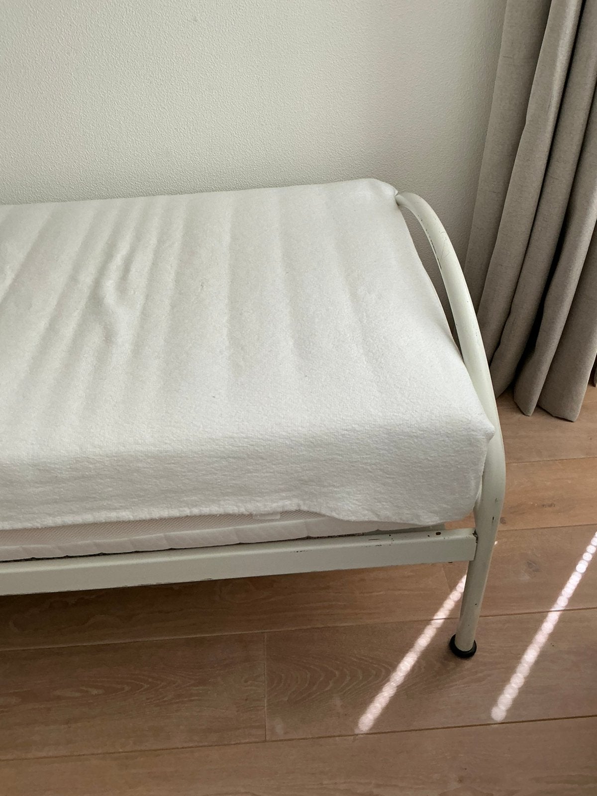 Gratis 2 eenpersoonsbedden met goede matrassen., Ophalen, Gebruikt, Eenpersoons, Beige