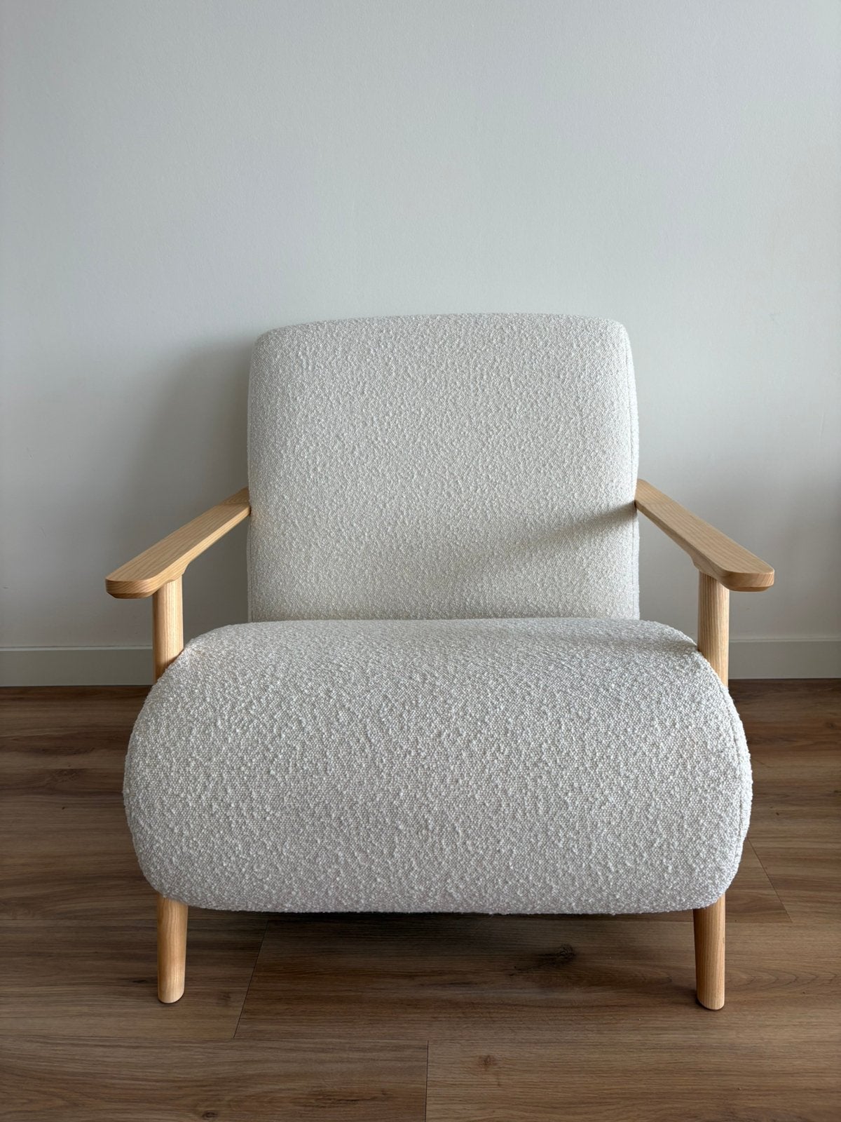 Kave Home Meghan Fauteuil - Teddy - Zeer Goede Staat, Huis en Inrichting, Ophalen, Hout, Scandinavisch, Minimalistisch, 75 tot 100 cm