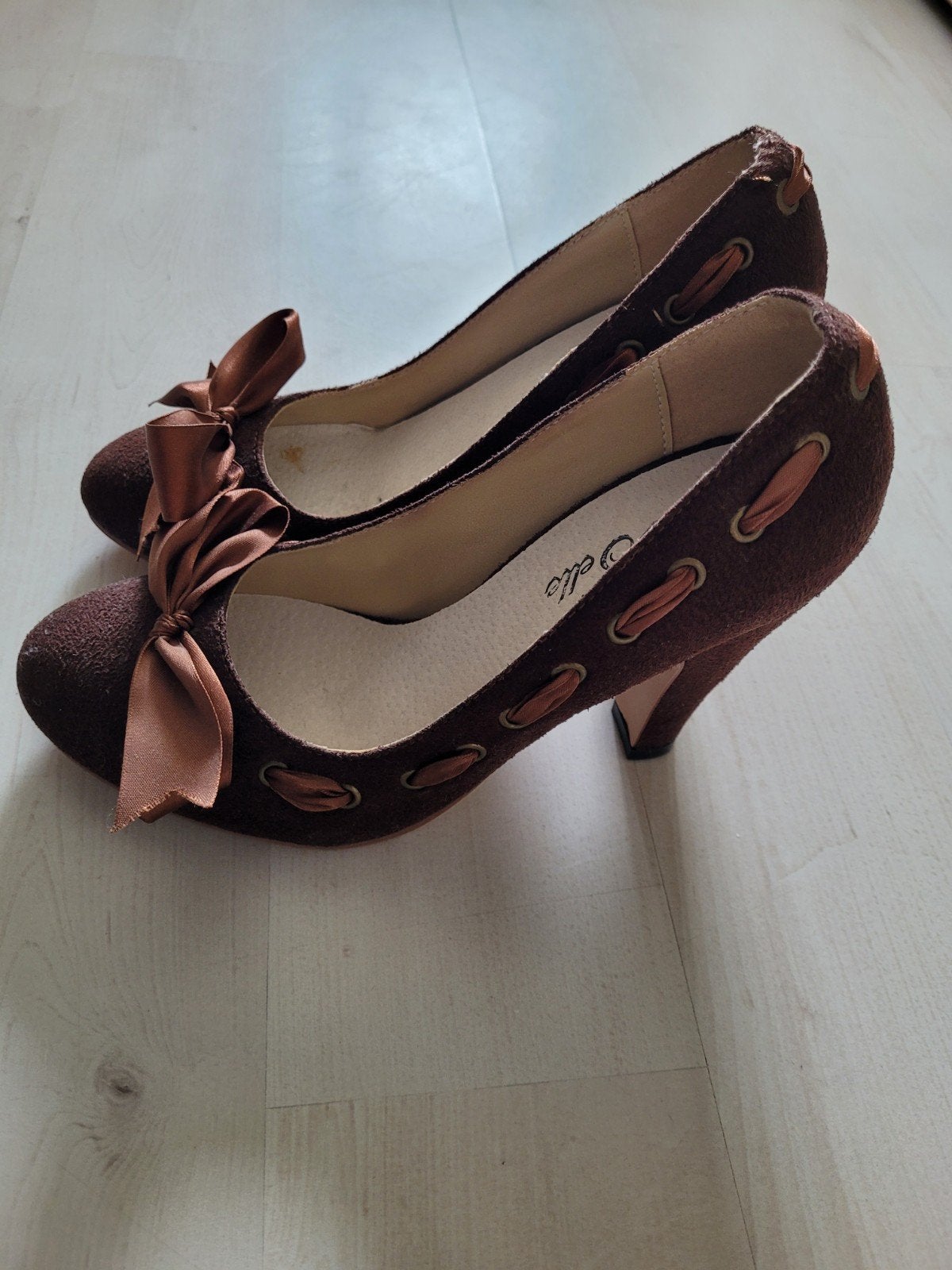 NIEUWE bruine pumps met strik maat 36, Ophalen, Pumps, Bruin, Nieuw