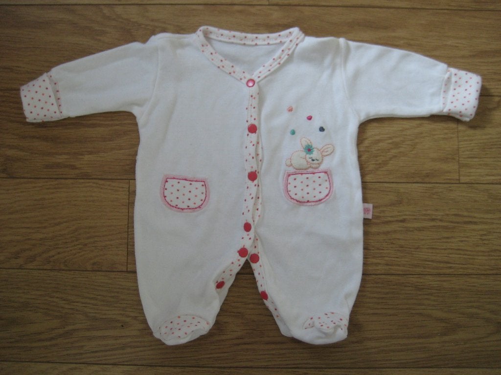 babypakje maat 50 wit met slapend konijntje, Jongetje of Meisje, Ophalen of Verzenden, Zo goed als nieuw, Pakje