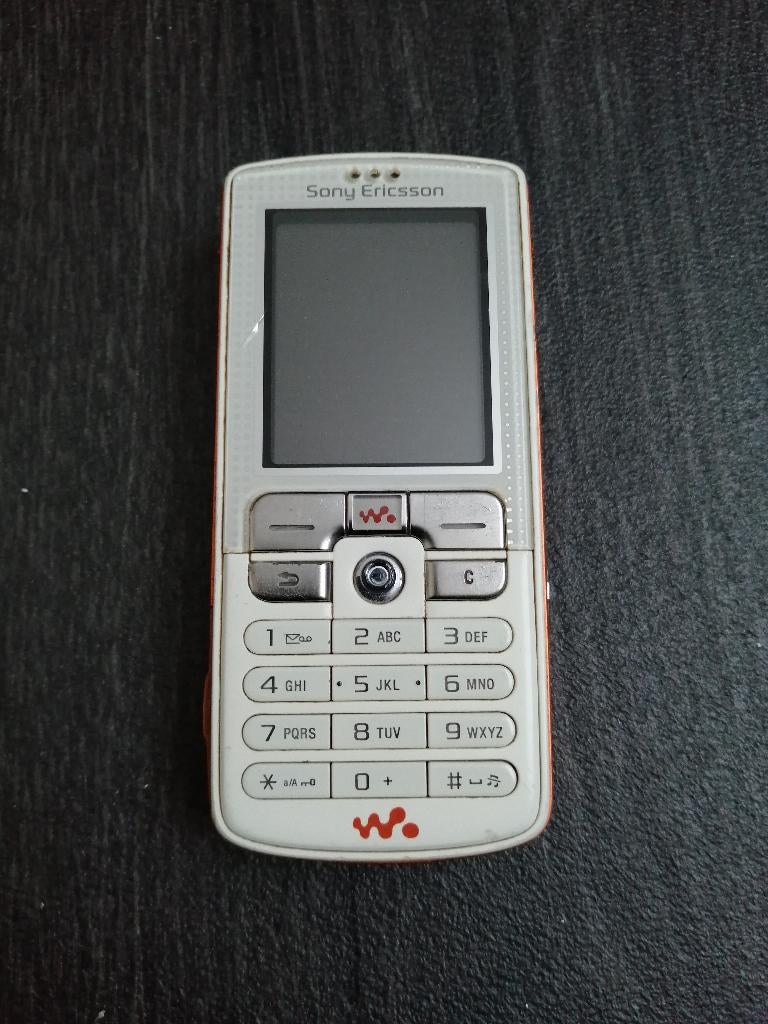 MOET NU WEG!!! VINTAGE SONY ERICSSON ORANGE WALKMAN PHONE, Telecommunicatie, Mobiele telefoons | Sony, Gebruikt, Overige systemen