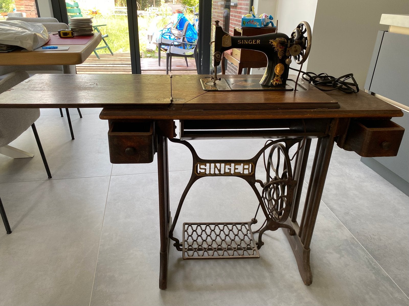 Antieke Singer Naaimachine met Houten Tafel en Pedaal, Ophalen