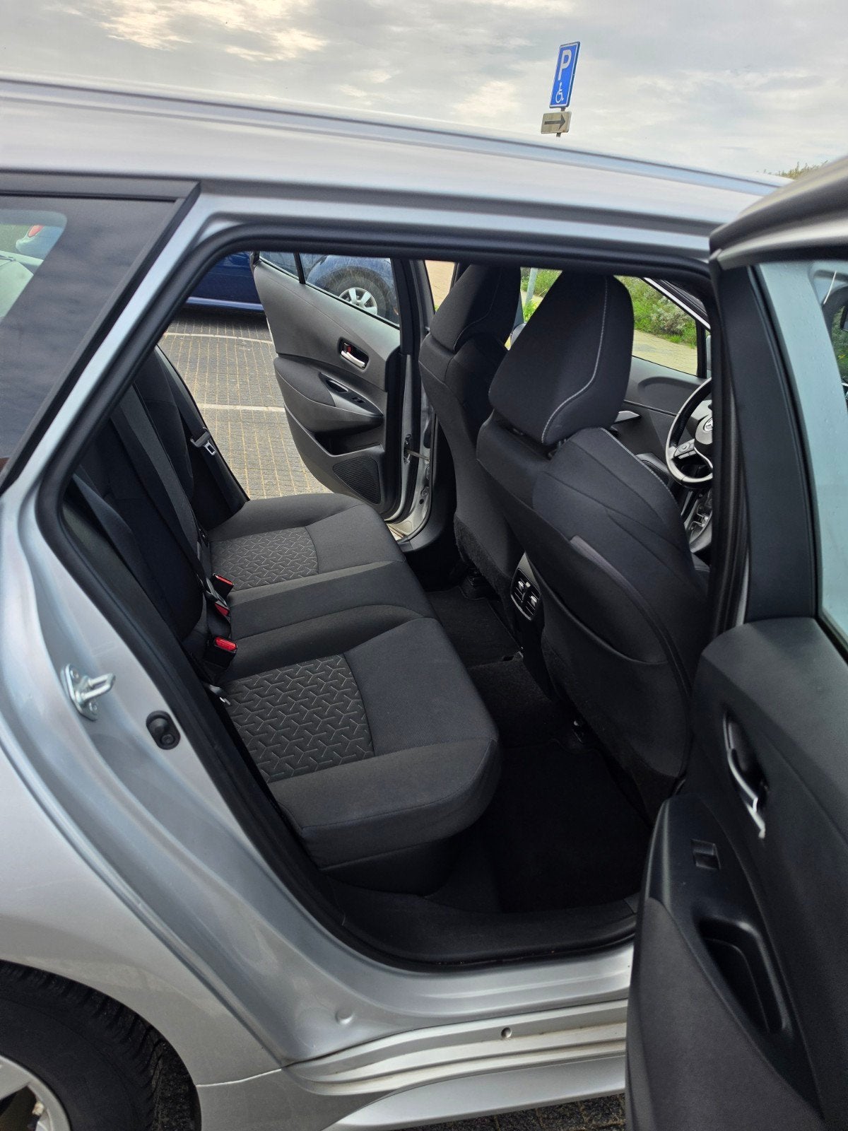 Foto 4 van Toyota Corolla TS 1.8 Hybrid 122pk CVT 2021 Grijs