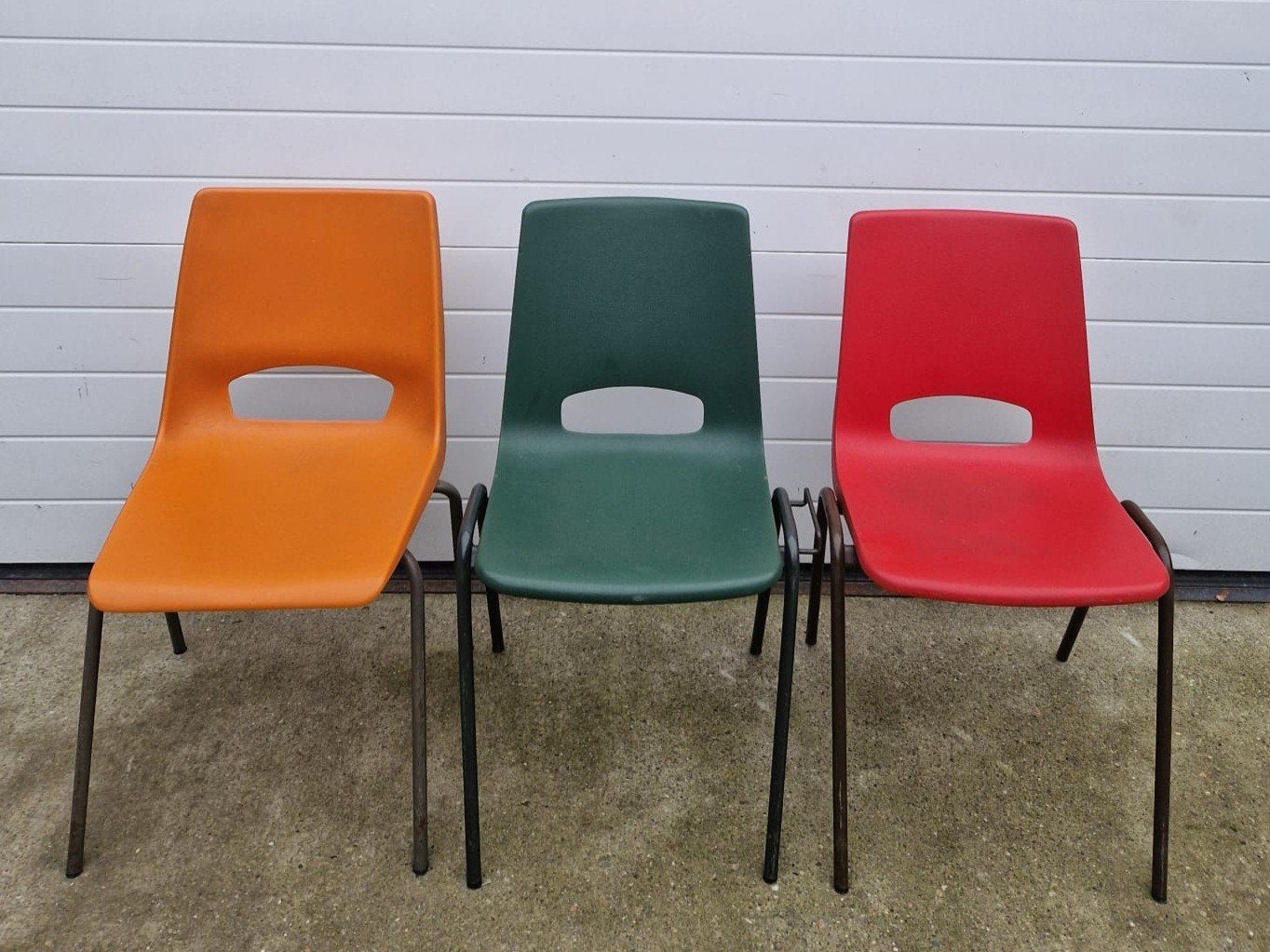 24 x Kantine stoelen kunststof kuipstoelen rood oranje cafe, Huis en Inrichting, Stoelen, Kunststof, Ophalen of Verzenden, Zo goed als nieuw