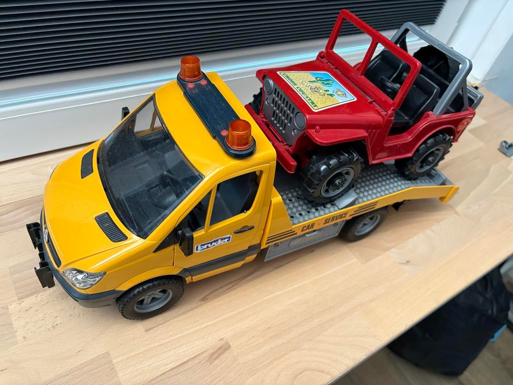 Bruder sleepwagen met jeep en sleepkabel, Kinderen en Baby's, Speelgoed | Speelgoedvoertuigen, Ophalen, Gebruikt