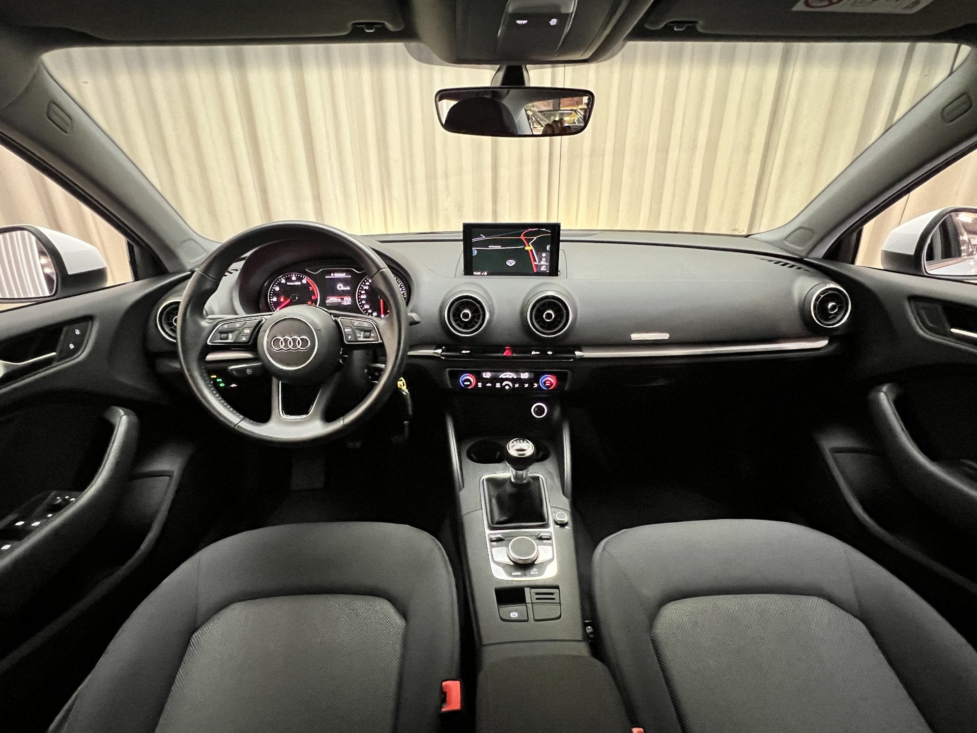 Audi A3 Limousine 30 TFSI *1e Eigenaar!* Xenon/LED / Navigat, Auto's, Audi, Stof, Gebruikt, 116 pk, Wit