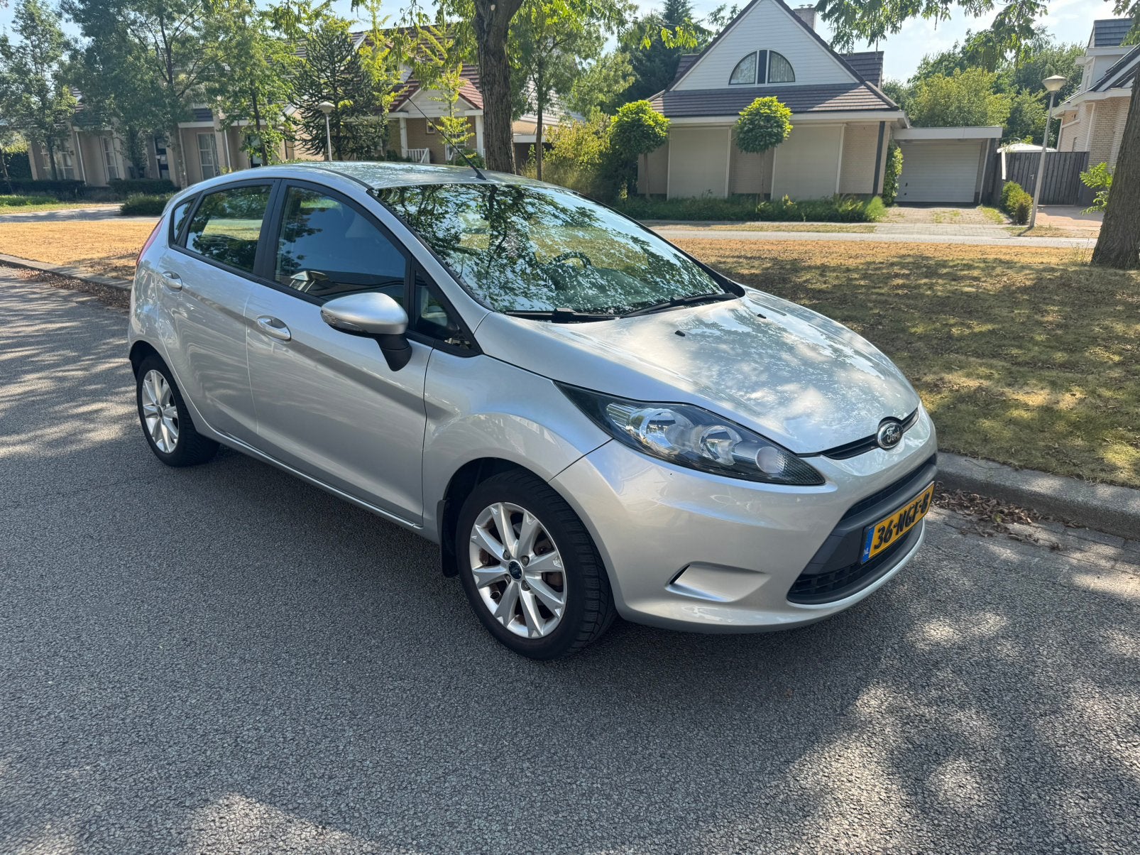 Ford Fiesta 1.25 Limited CarPlay Airco Nieuwe APK, Voorwielaandrijving, Start-stop-systeem, 40 €/maand, 4 cilinders
