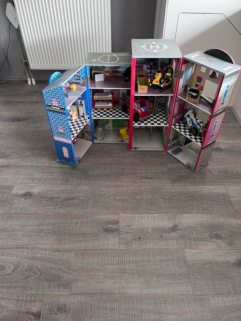 Groot houten poppenhuis/brandweerkazerne met accessoires, Ophalen, Gebruikt, Poppenhuis