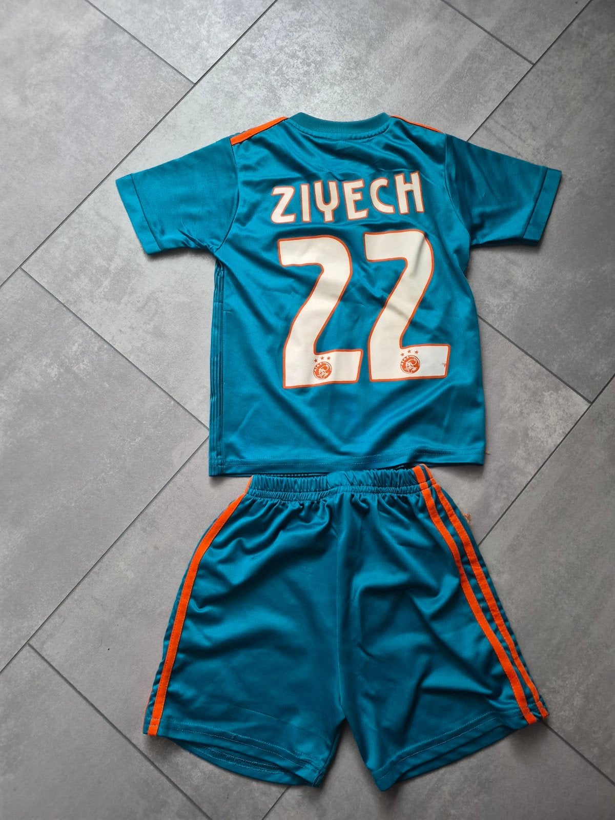 Ajax Ziyech 22 tenue voor kinderen - Zo goed als nieuw, Kinderen en Baby's, Kinderkleding | Overige, Ophalen, Zo goed als nieuw