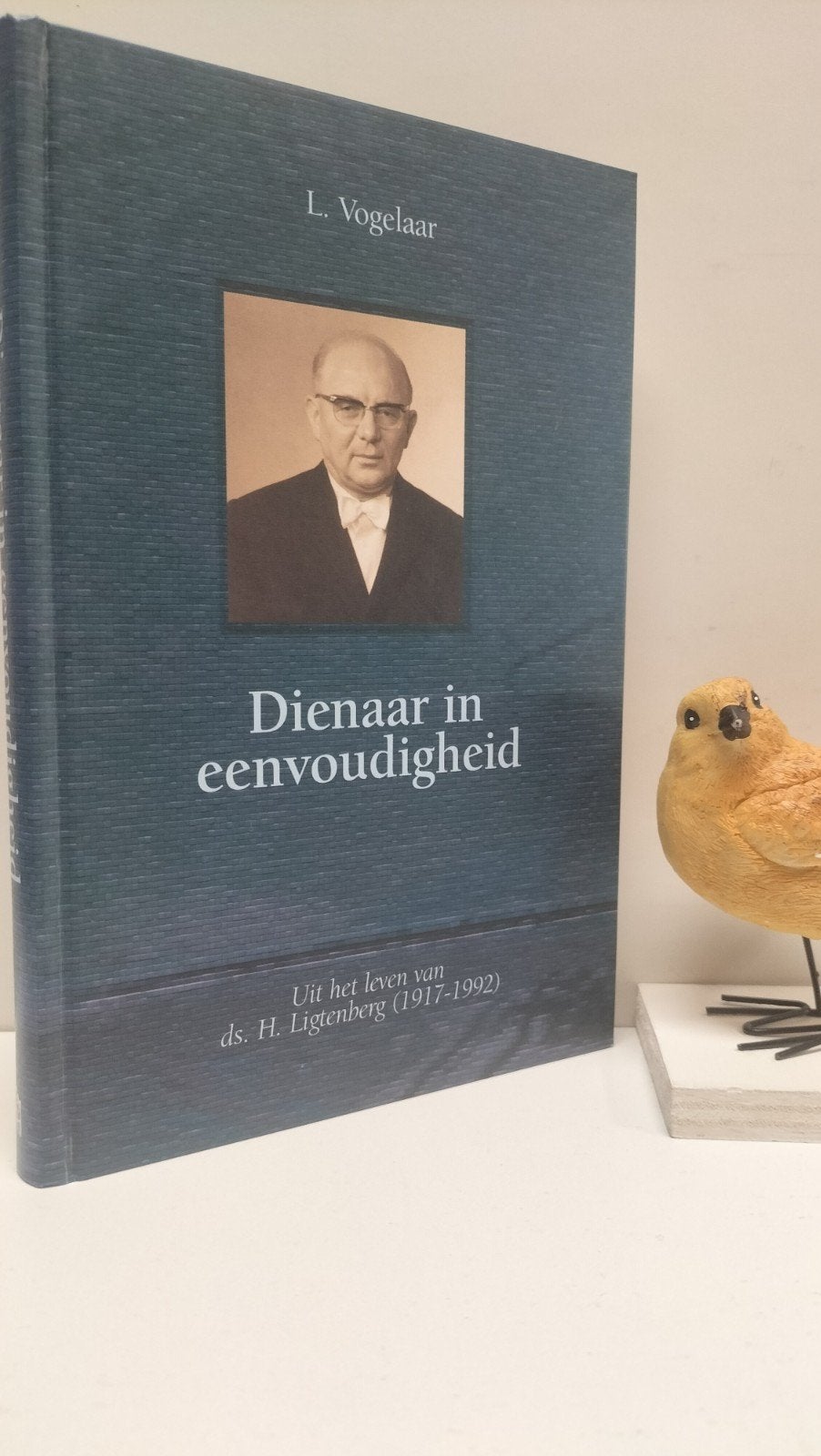 Vogelaar, L.; Dienaar in eenvoudigheid (Ds. H. Ligtenberg), Ophalen of Verzenden, Gelezen, Christendom | Protestants