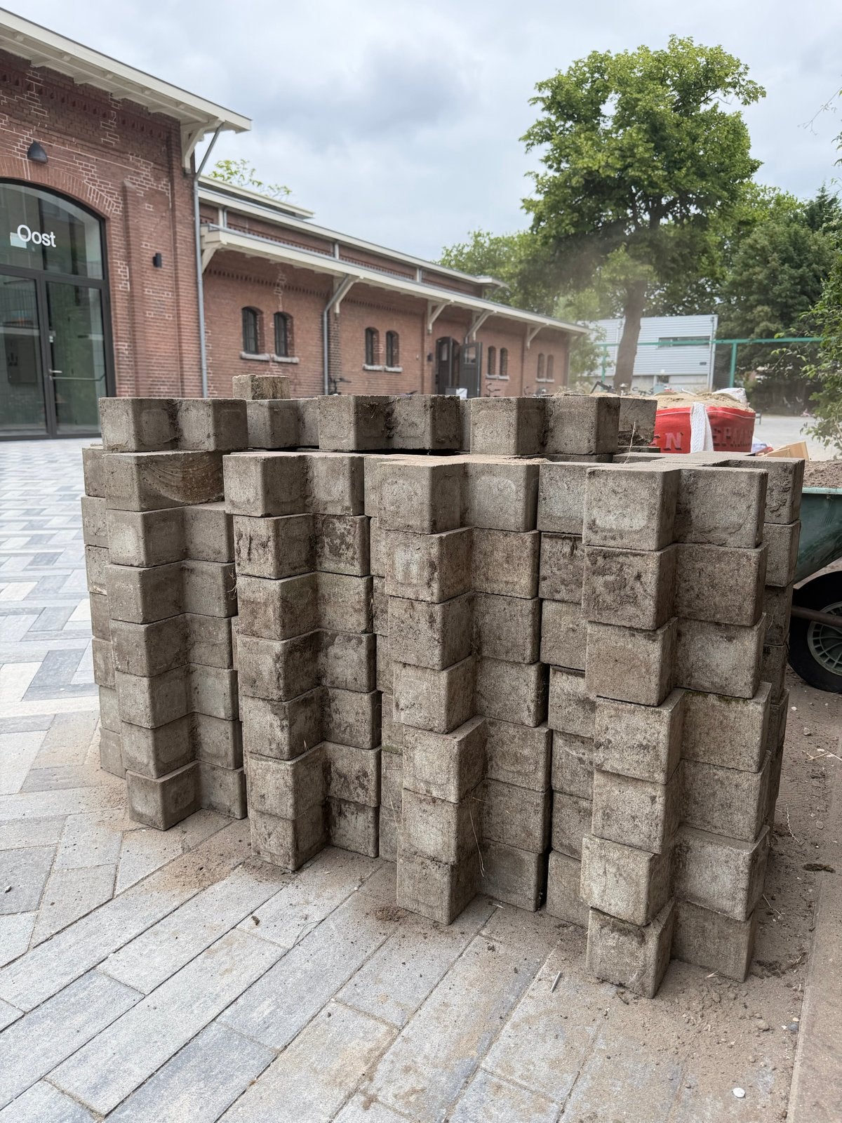 Gratis af te halen: Ongeveer 90 stenentegels, Tuin en Terras, Tegels en Klinkers, Ophalen, Gebruikt, 5 tot 10 m², Beton