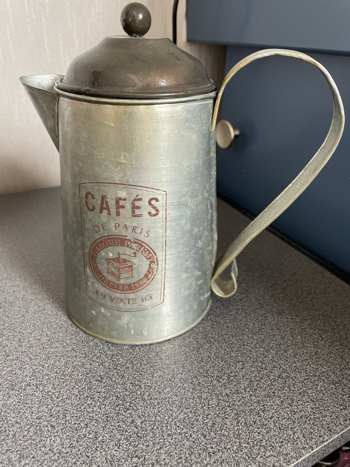 Vintage metalen koffiepot met 'Cafés de Paris' opdruk, Ophalen