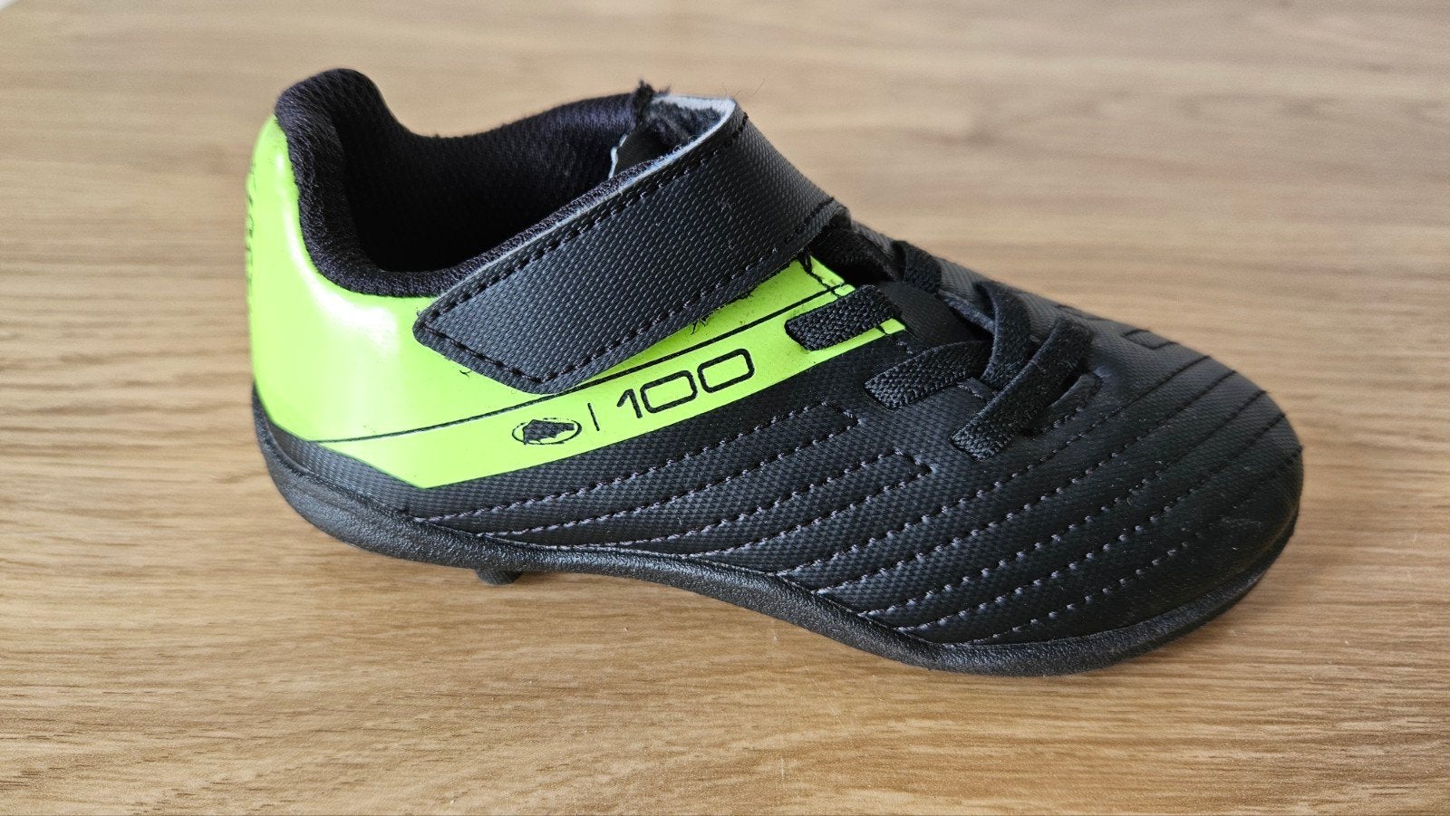 Kipsta 100 Easy Black Voetbalschoenen Maat 26, Ophalen of Verzenden, Gebruikt, Schoenen