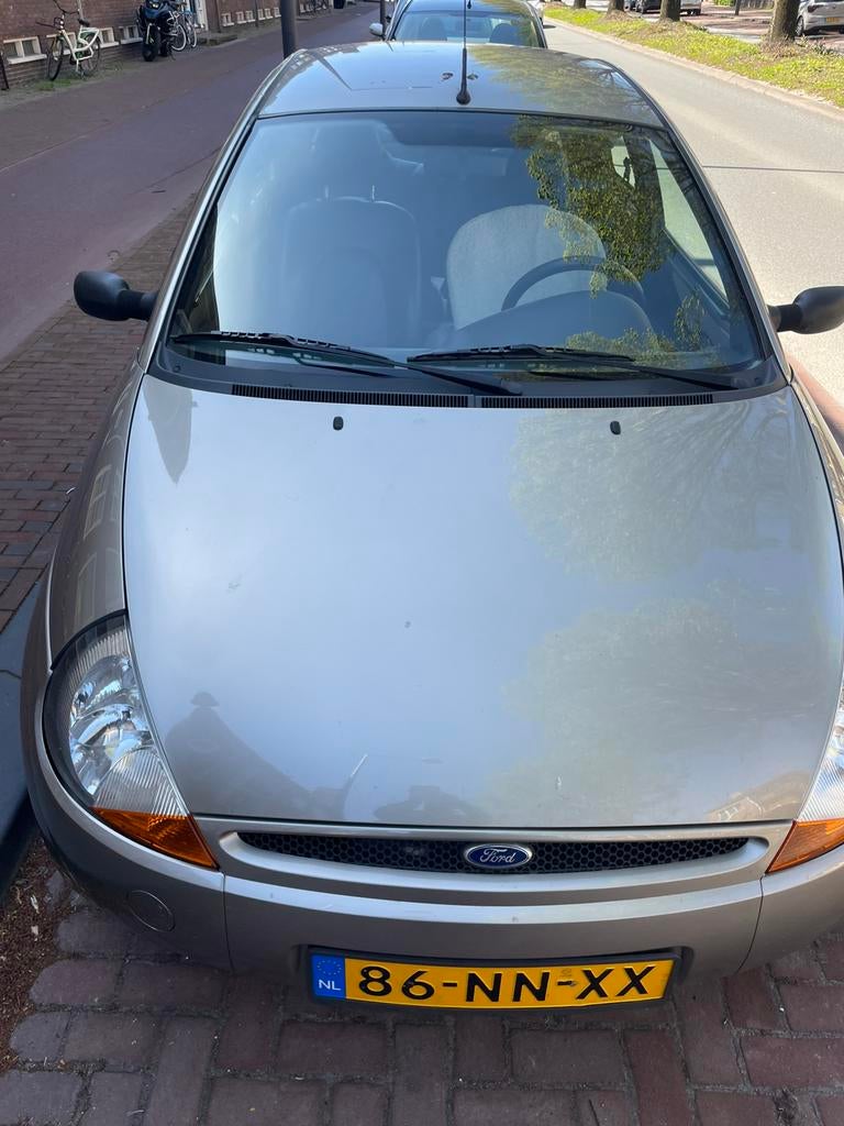 Ford Ka 1.3 I 51KW 2004 Grijs, Auto's, Voorwielaandrijving, 1299 cc, 31 €/maand, 4 cilinders