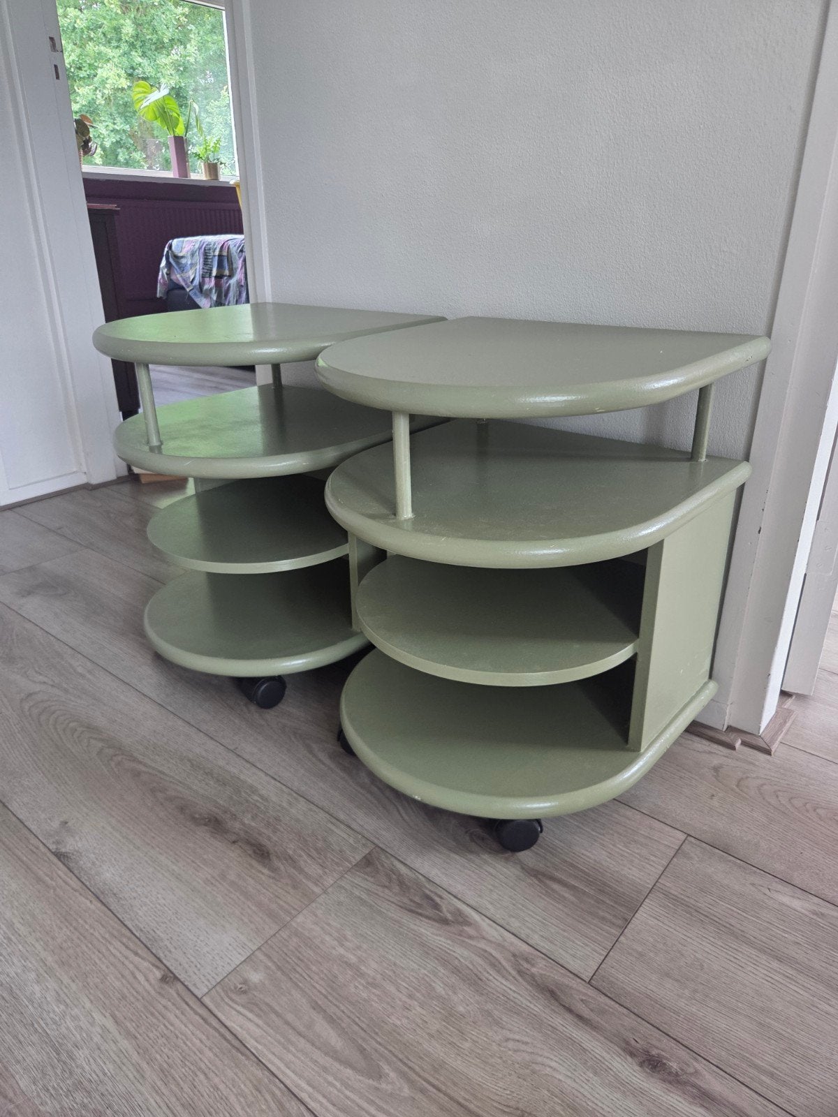 Set van 2 nachtkastjes/ bijzettafels op wielen., Ophalen, Gebruikt, Minder dan 45 cm, Minder dan 55 cm