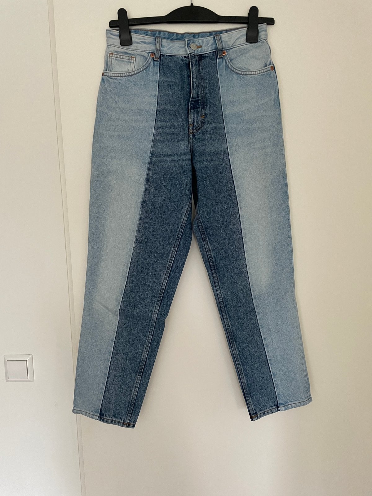 2 kleurige jeans van Monki maat 36, Ophalen of Verzenden, Zo goed als nieuw, Blauw, W28 - W29 (confectie 36)