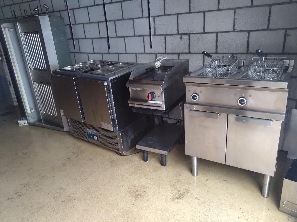 Dubbele friteuse, bakplaat, saladebar, afzuigkap, Zakelijke goederen, Horeca | Keukenapparatuur, Ophalen, Gebruikt, Fornuis, Frituur en Grillen