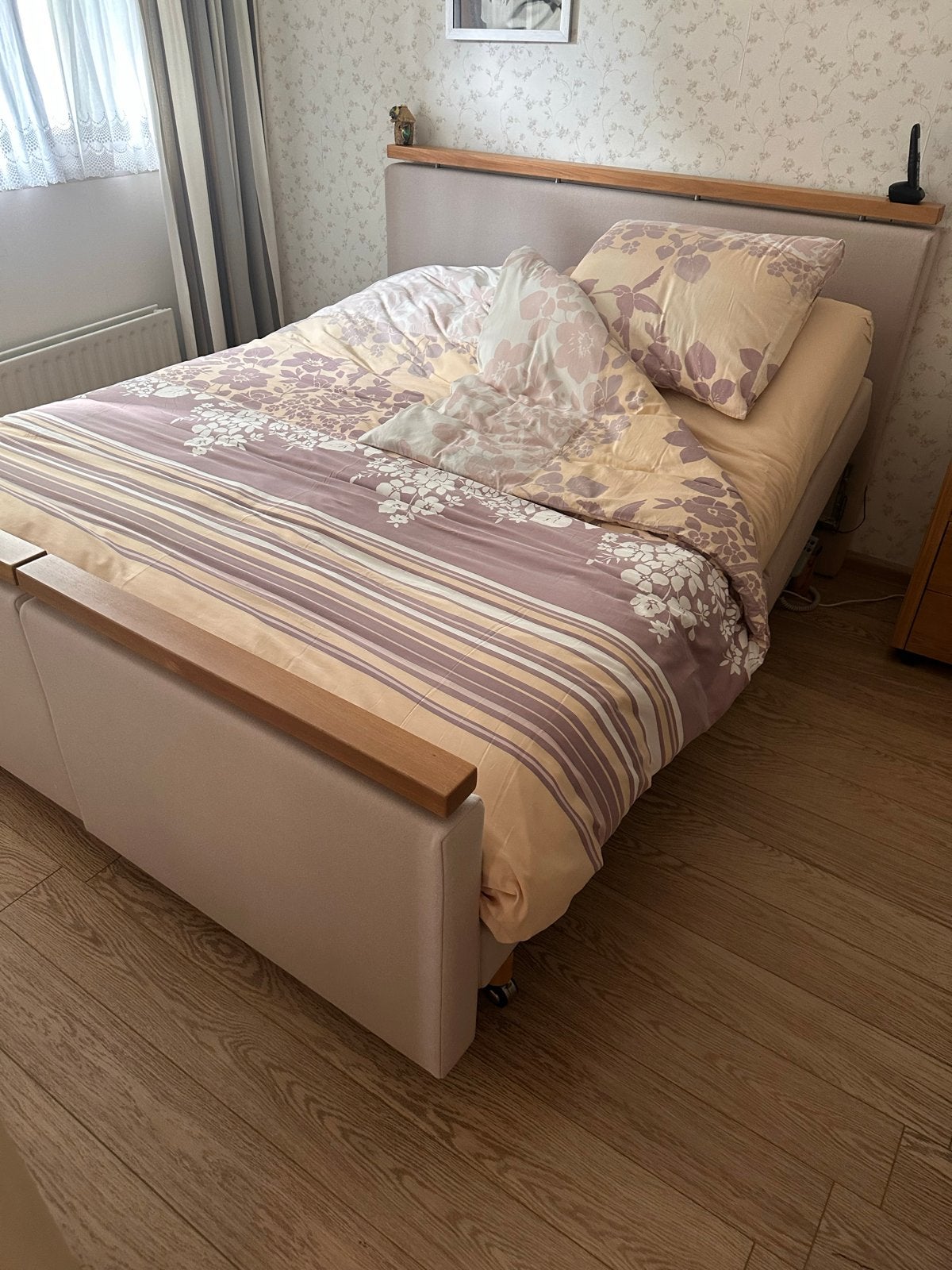 Elektrisch verstelbaar bed van Swiss Sense (2x 90x200 cm), Huis en Inrichting, Ophalen, Beige, Tweepersoons, 180 cm