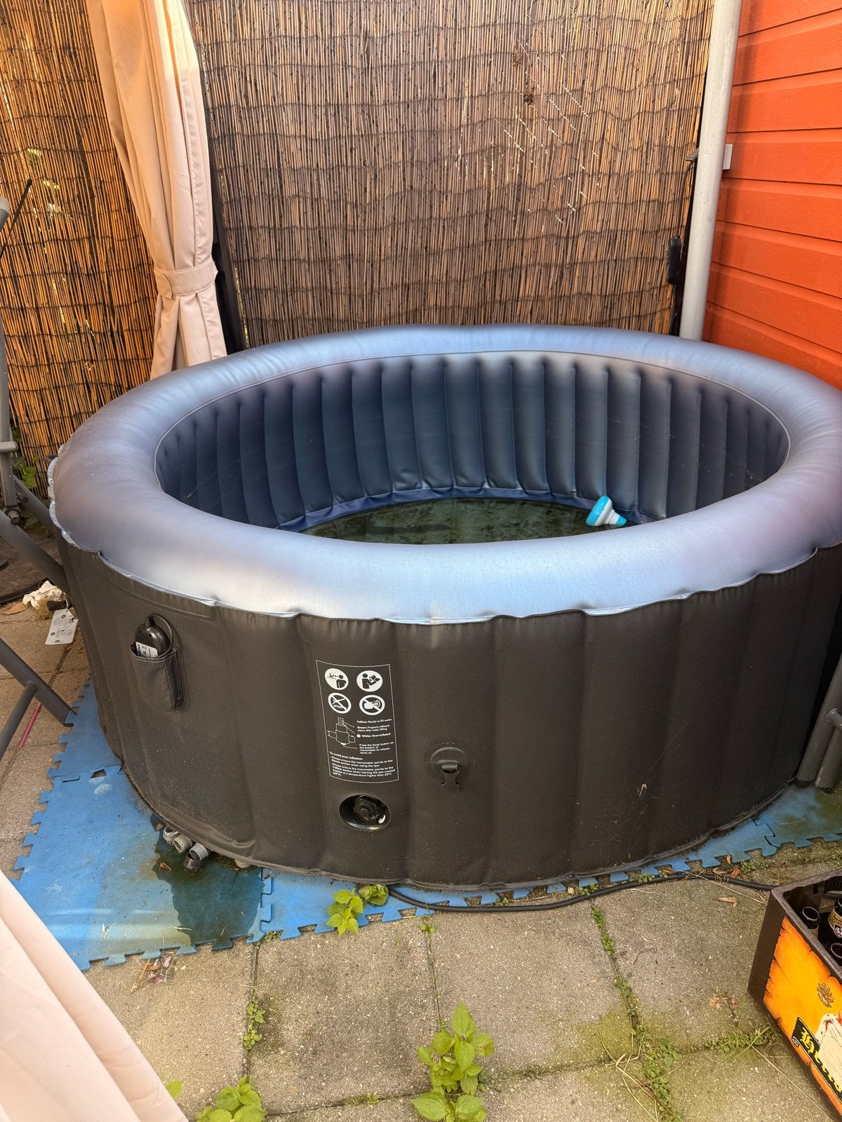 Opblaas jacuzzi voor 6 personen - 2 jaar oud, Tuin en Terras, Ophalen, Gebruikt, Opblaasbaar
