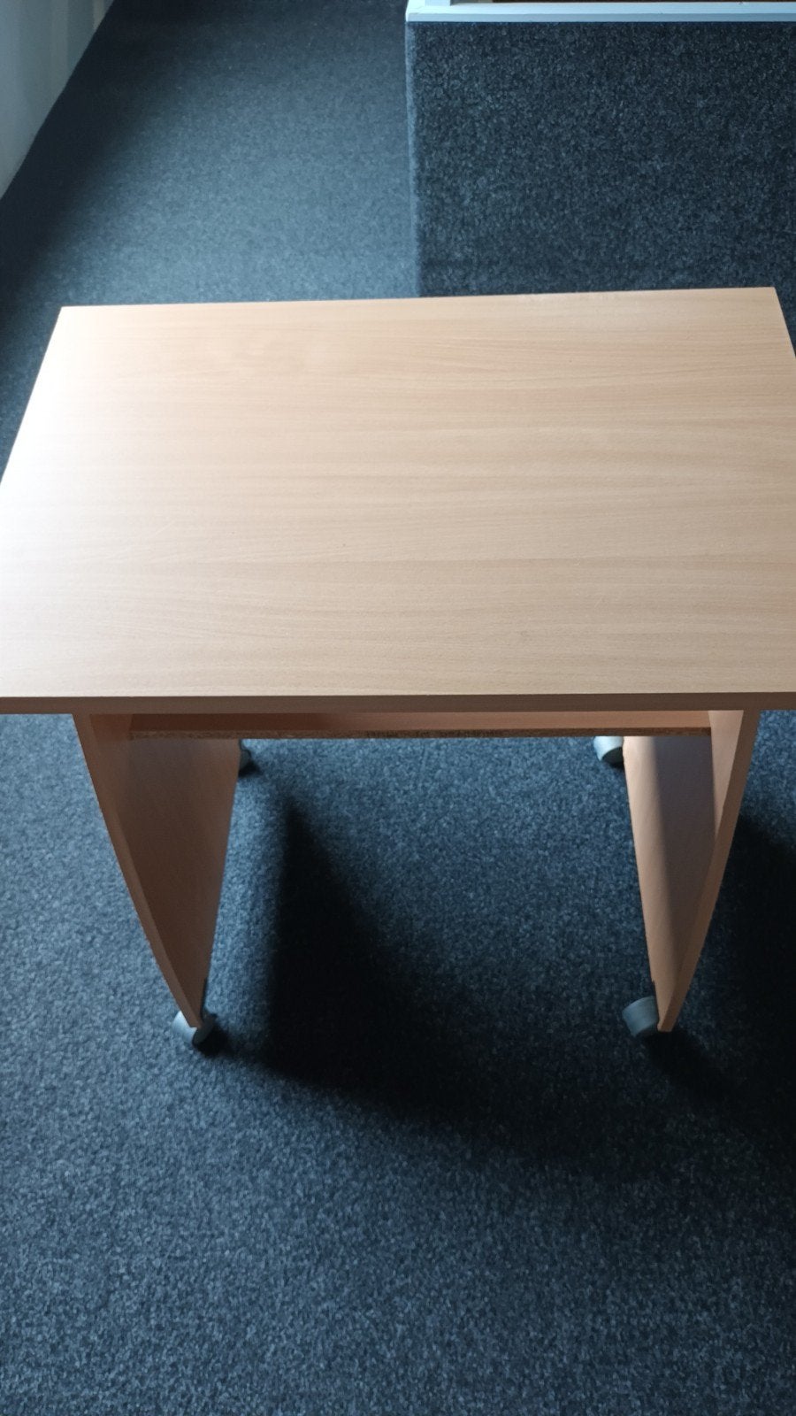 Verrijdbare Computer tafeltje, Ophalen, Gebruikt, Spaanplaat of MDF, Bruin