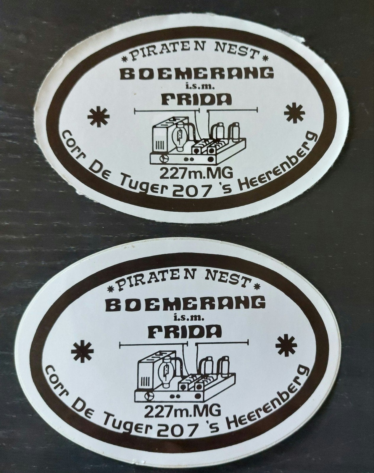 2 stickers Boemerang Frida 's Heerenberg zendamateur piraat, Ophalen of Verzenden