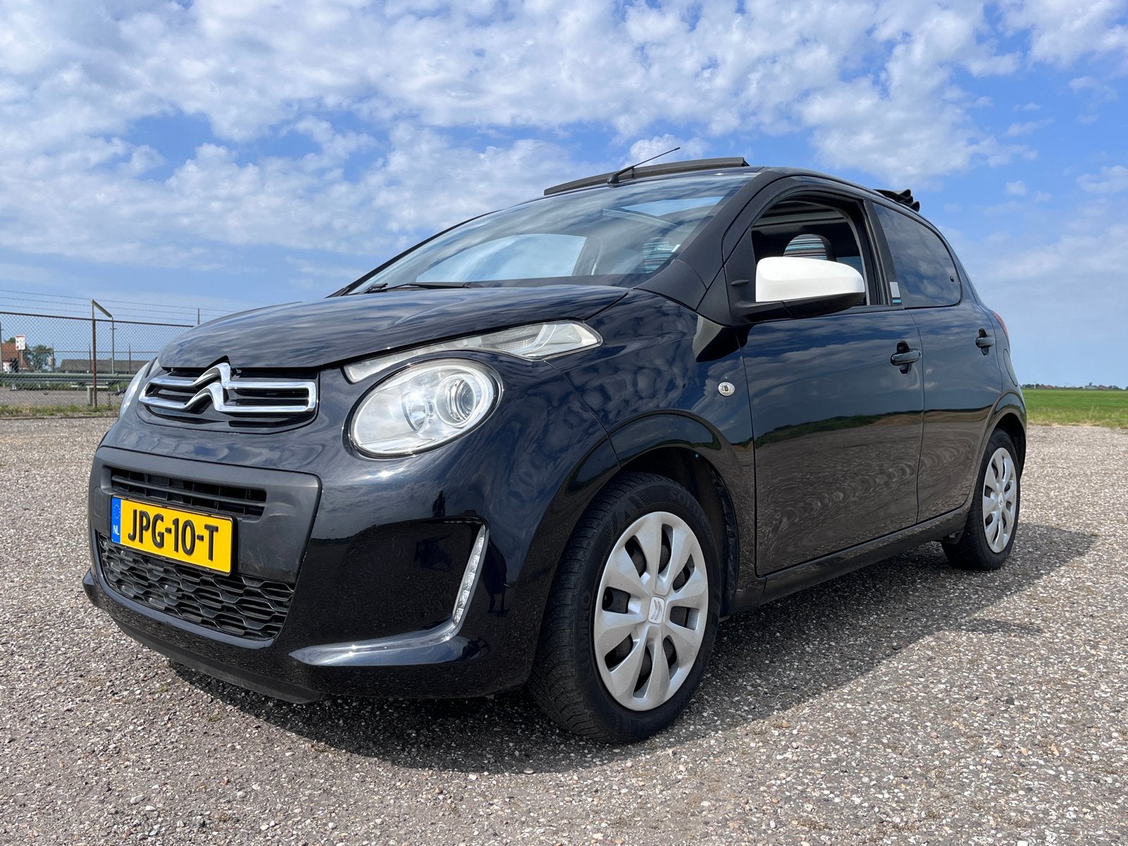 Citroën C1 zwart 1.2 82pk cabrio dak, airco, groot scherm, Auto's, Voorwielaandrijving, Stof, Zwart, 1199 cc