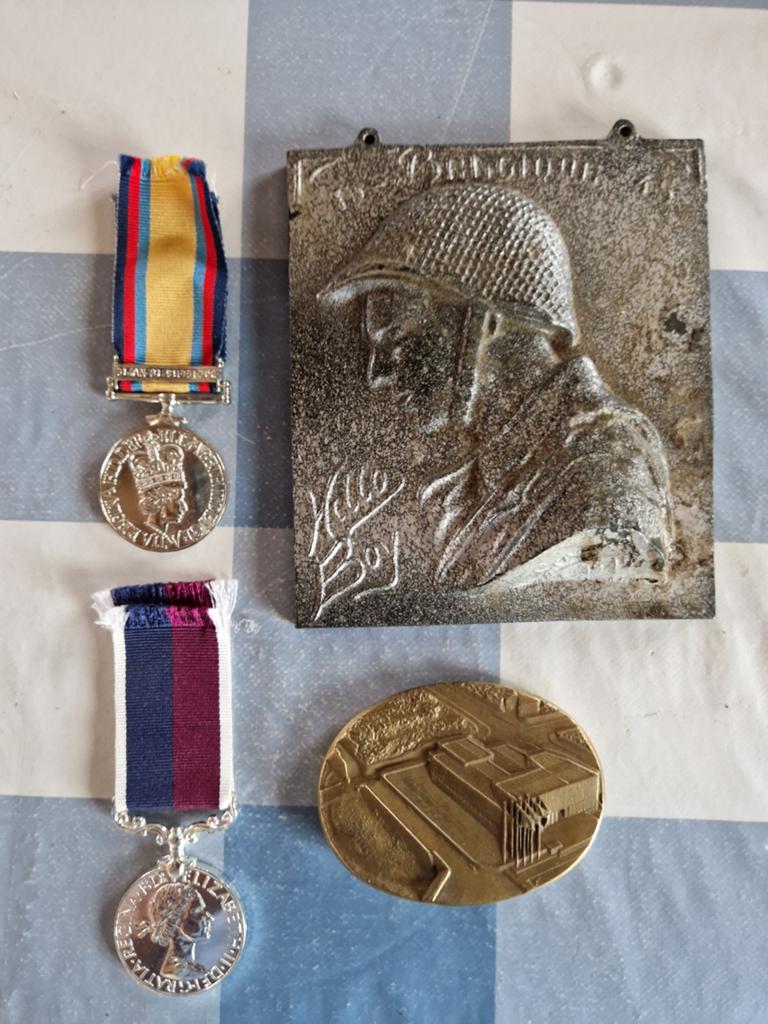 Militaria lot nr 2 britse madailles plaat en zware schijf, Ophalen of Verzenden, Engeland