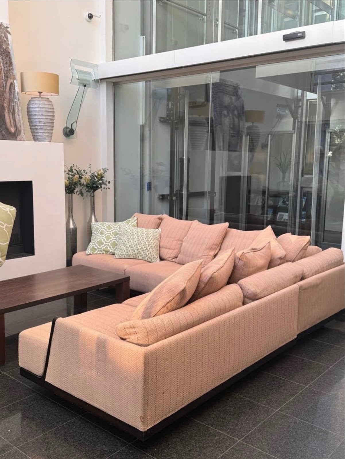 Grote beige hoekbank - Comfortabel en stijlvol, Huis en Inrichting, Banken | Complete zithoeken, Ophalen, Gebruikt, Stof
