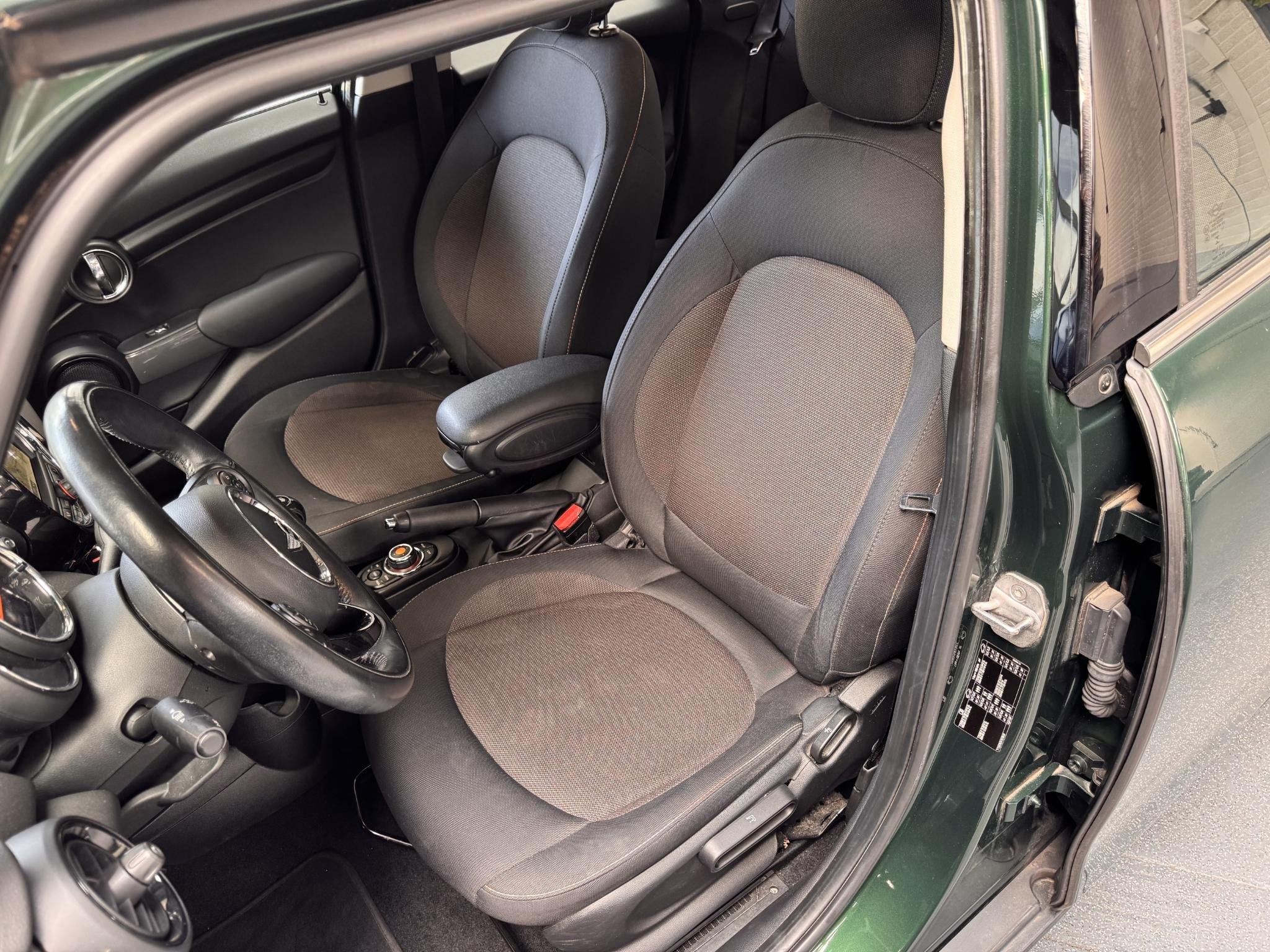 MINI 5-Deurs 1.5 One Salt Business | British Racing Green |, Auto's, Mini, Stof, Gebruikt, 49 €/maand, Bedrijf