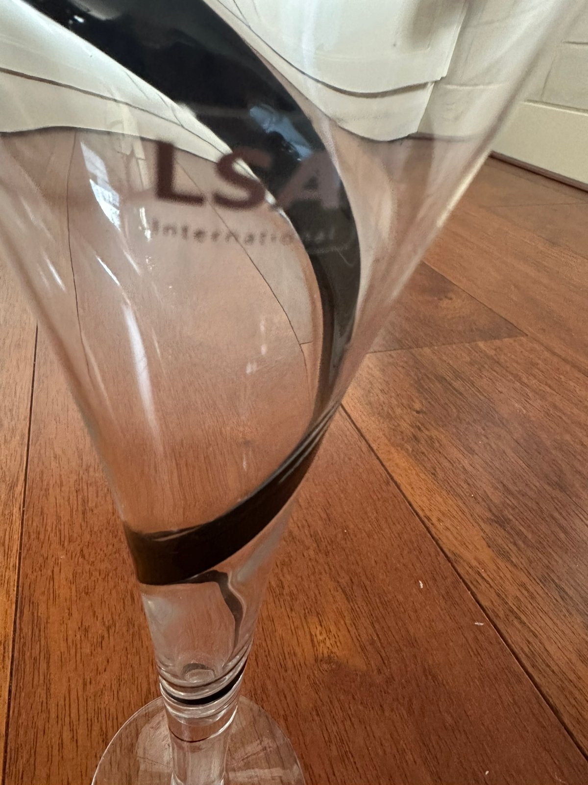 Wijnglas met zwarte cirkel handgemaakt - merk LSA - 2008, Ophalen of Verzenden, Zo goed als nieuw, Overige typen