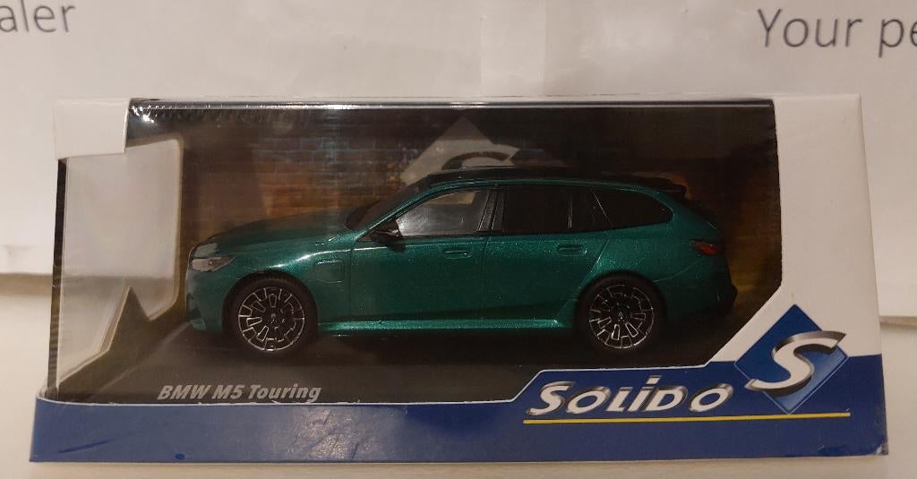 Solido 1:43 BMW M5 Touring (G99) 2024 Isle of Man groen, Hobby en Vrije tijd, Modelauto's | 1:43, Ophalen of Verzenden, Nieuw