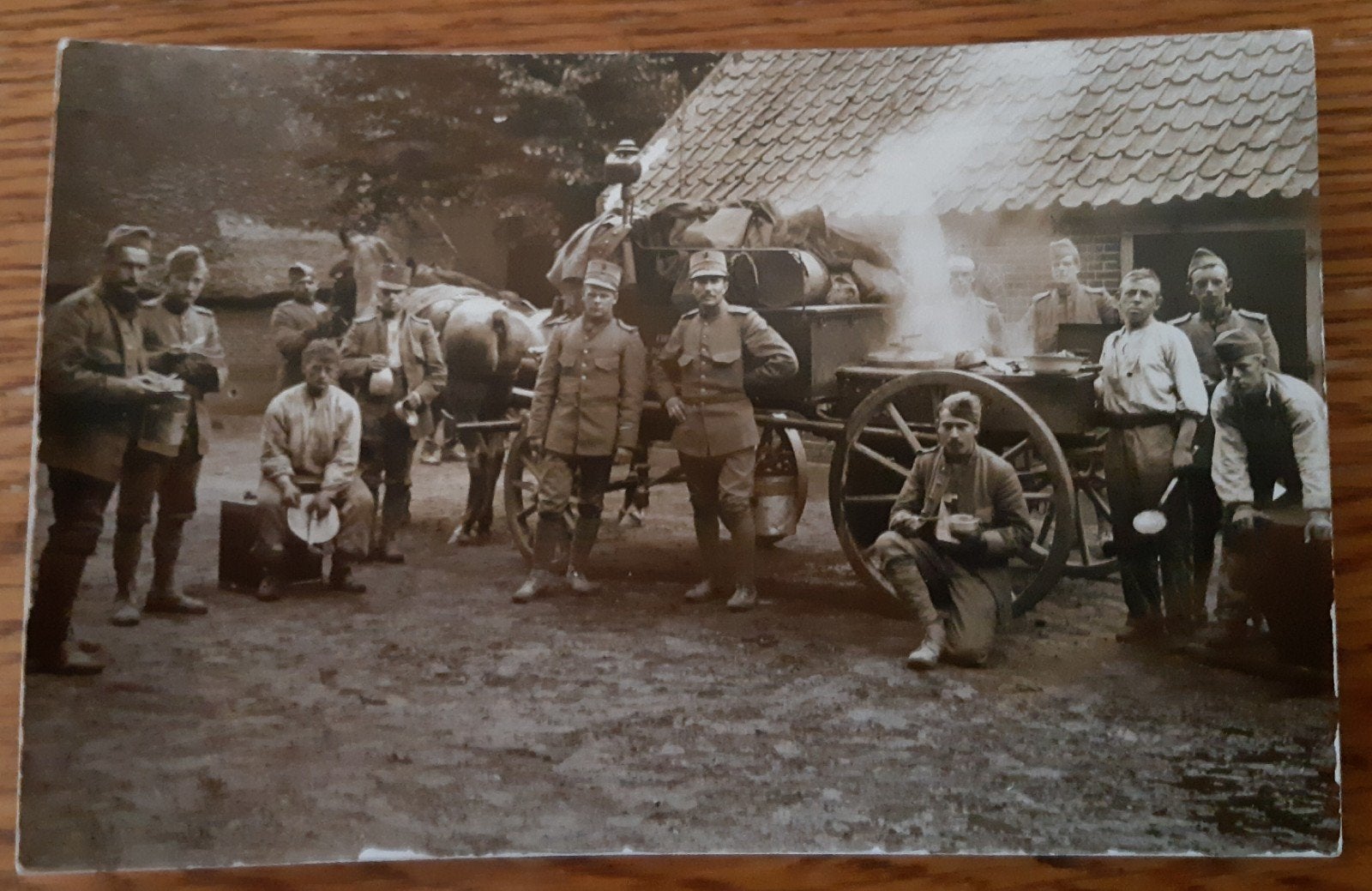 Fotokaart Militairen bij Veldkeuken WOI, Ophalen of Verzenden