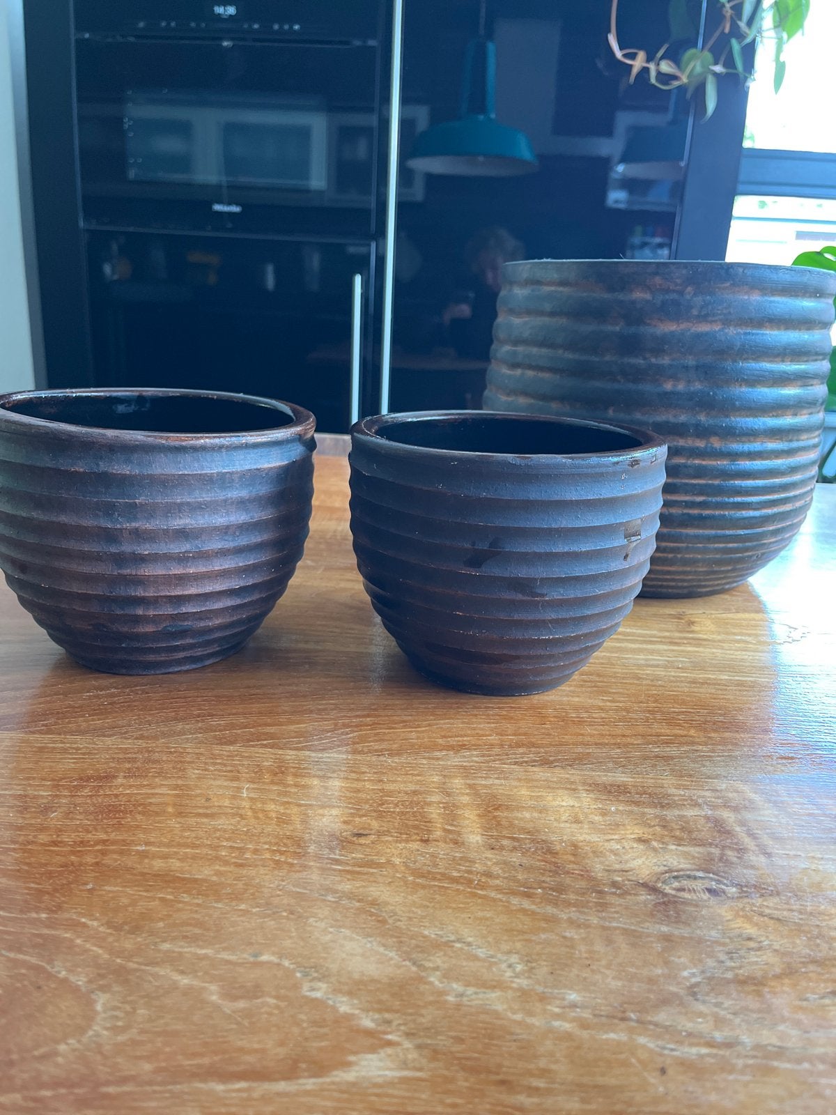 Set van 3 donkerbruine geribbelde vazen/potten, Huis en Inrichting, Woonaccessoires | Vazen, Gebruikt, Bruin, Met patroon/structuur
