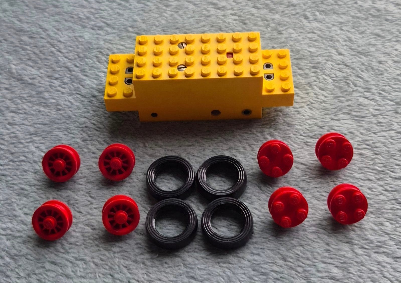 Lego (Technic) 4,5 Volt motor Geel + wielen / banden., Kinderen en Baby's, Ophalen of Verzenden, Gebruikt, Losse stenen, Lego