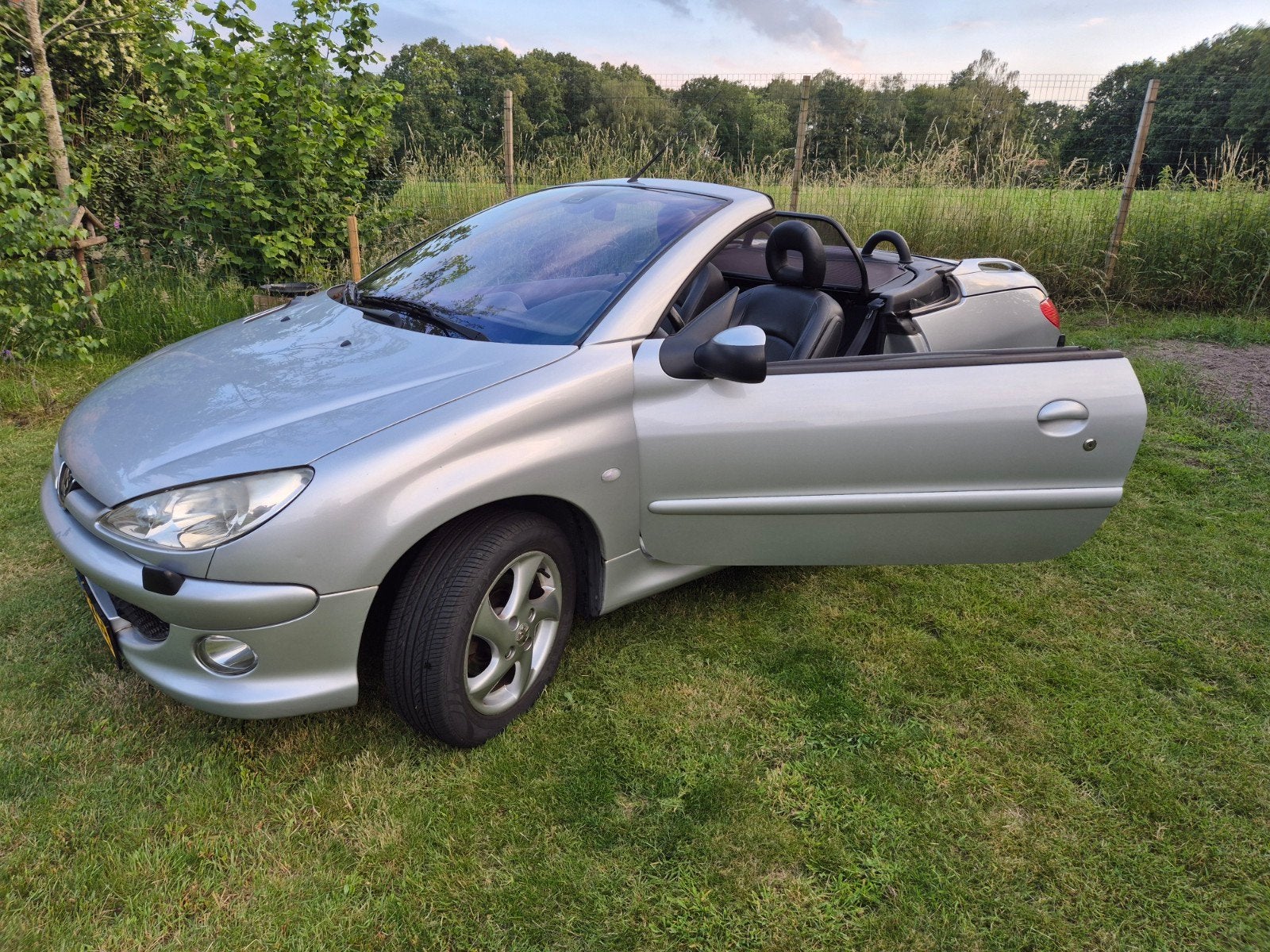 Peugeot 206 CC 1.6 16V | 136.000 km | Groot onderhoud 2025, Auto's, Peugeot, Voorwielaandrijving, Zwart, 4 cilinders, Cabriolet
