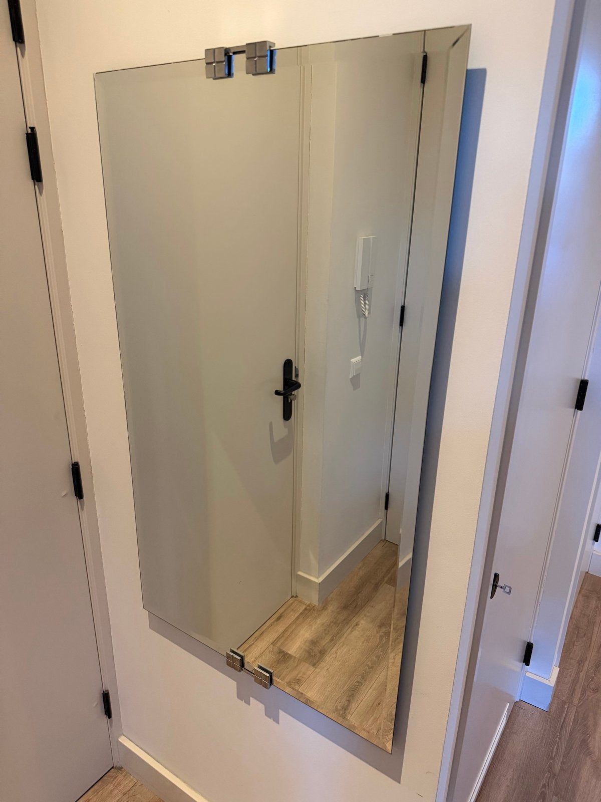 Grote spiegel met bevestiging, Huis en Inrichting, Ophalen, 100 tot 150 cm, Zo goed als nieuw, Rechthoekig