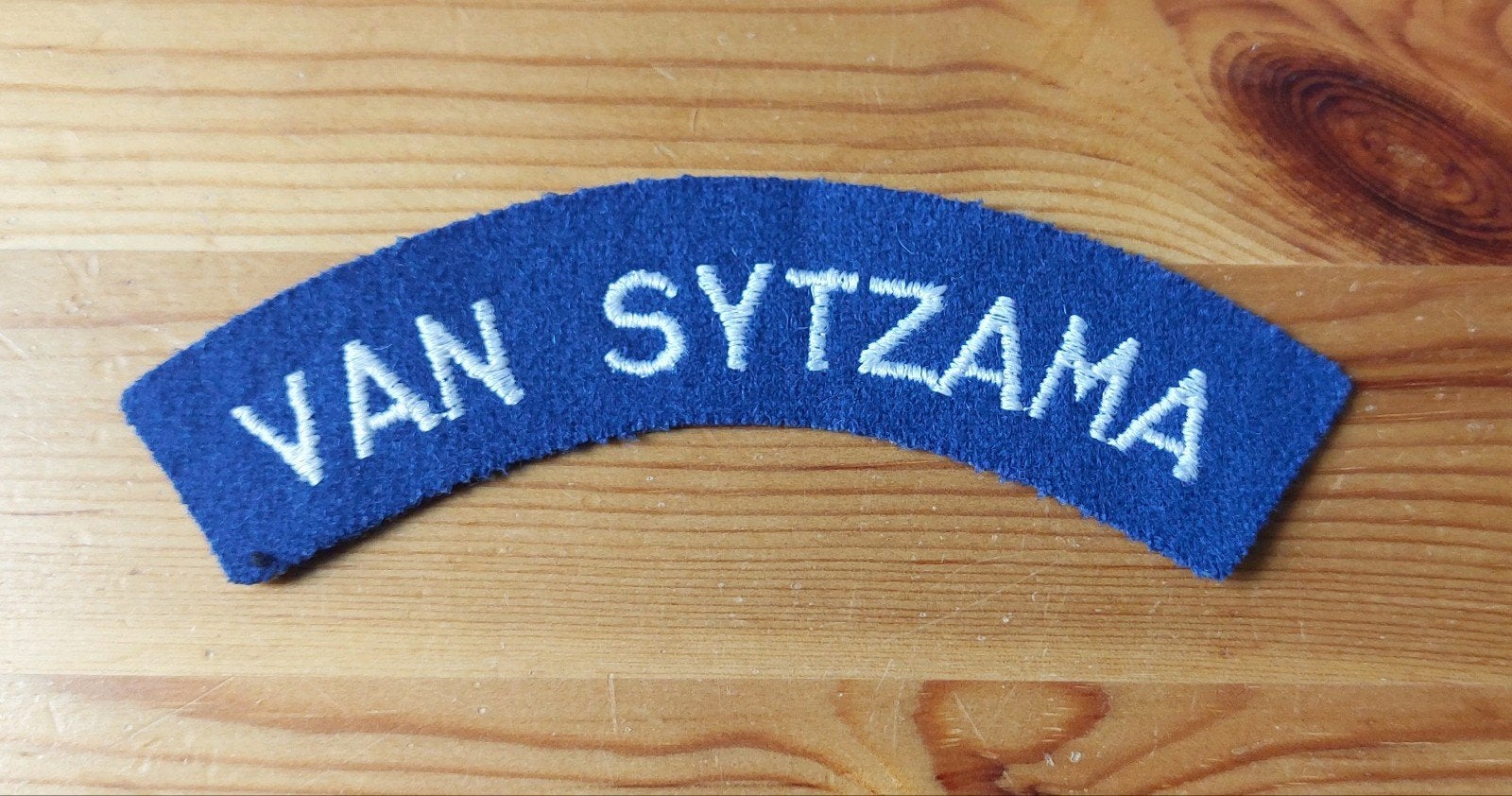 Naamlint Van Sytzama gebogen, Verzamelen, Militaria | Algemeen, Ophalen of Verzenden, Landmacht, Nederland, Embleem of Badge