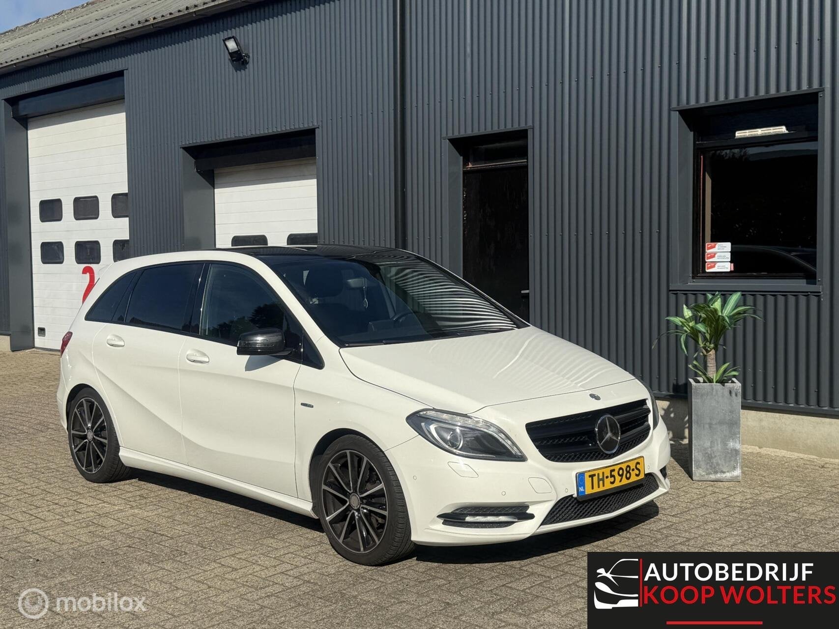 Mercedes B-klasse 180 *XENON*CAMERA*TREKHAAK*, Auto's, Voorwielaandrijving, Euro 5, Verwarmde buitenspiegels, Gebruikt